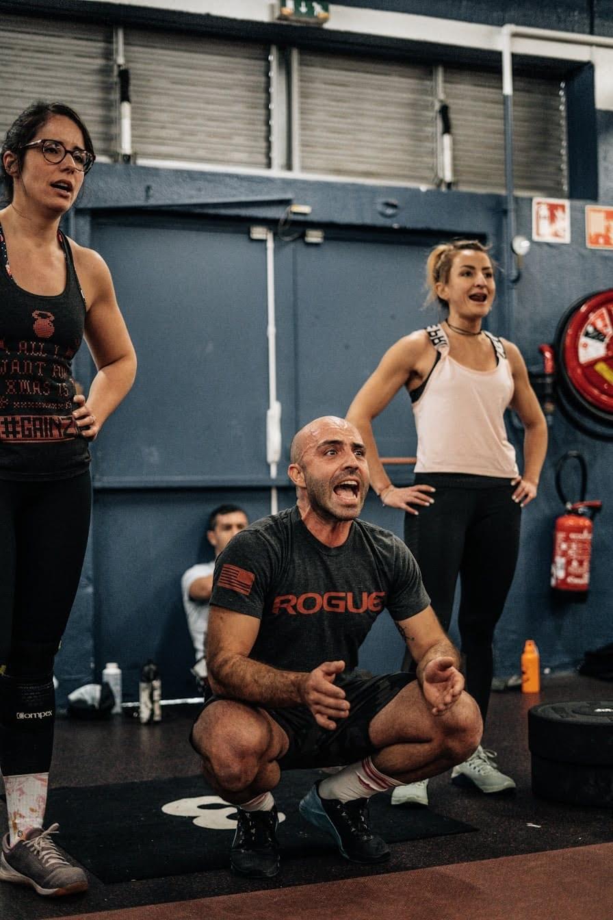 Entuziaști de fitness se bucură de o sesiune de antrenament în grup Entuziaști de fitness se bucură de o sesiune de antrenament în grup