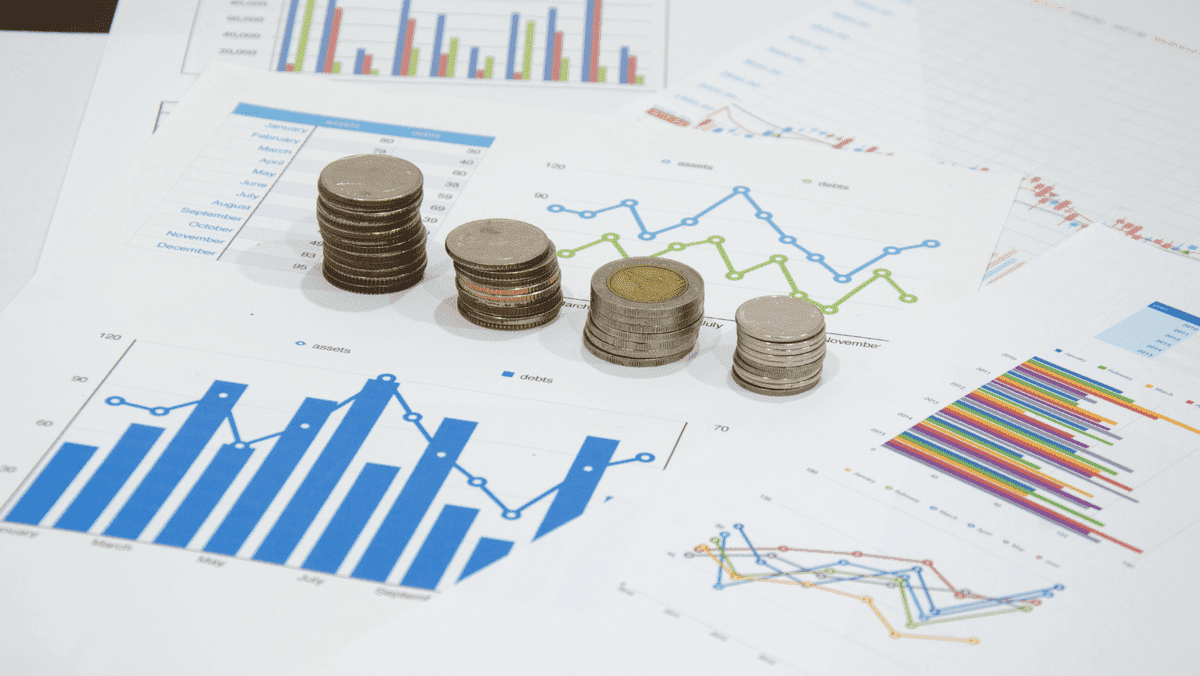 Monede stivuite pe partea de sus a hârtiei și documentelor pentru planificarea financiară Monede stivuite pe partea de sus a hârtiei și documentelor pentru planificarea financiară