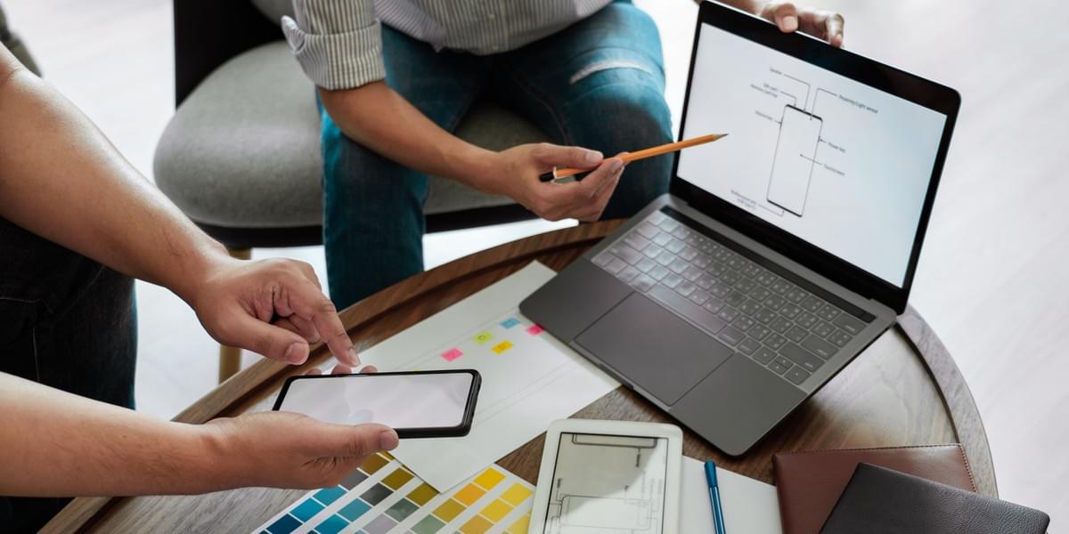 El equipo creativo analiza prototipos de productos para su diseño El equipo creativo analiza prototipos de productos para su diseño