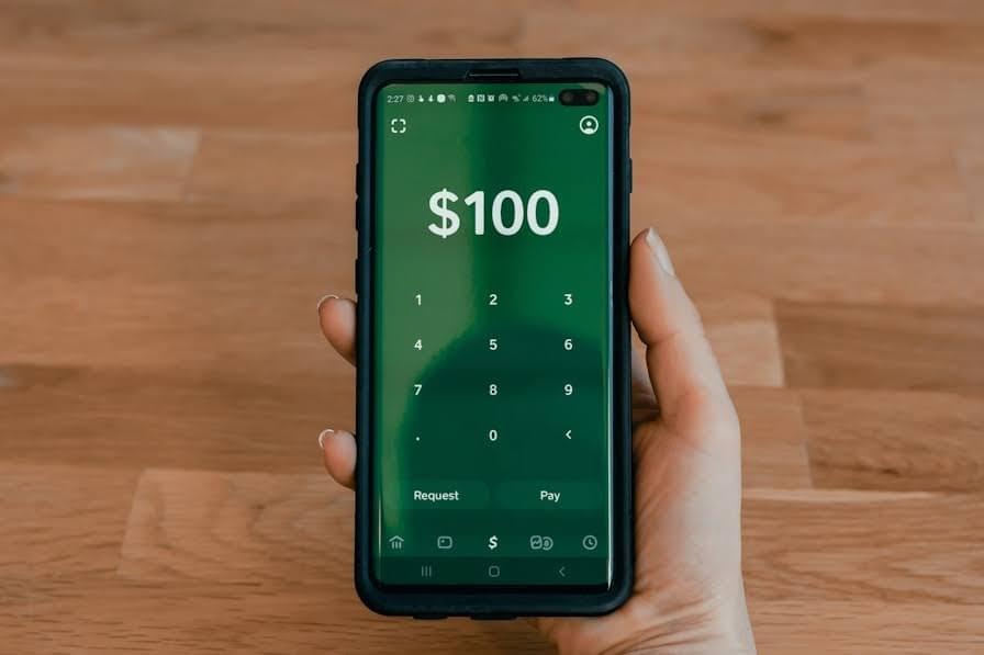 أحدث تقنيات الهاتف المحمول جعلت من الممكن إجراء عملية الدفع عبر الهاتف المحمول أحدث تقنيات الهاتف المحمول جعلت من الممكن إجراء عملية الدفع عبر الهاتف المحمول