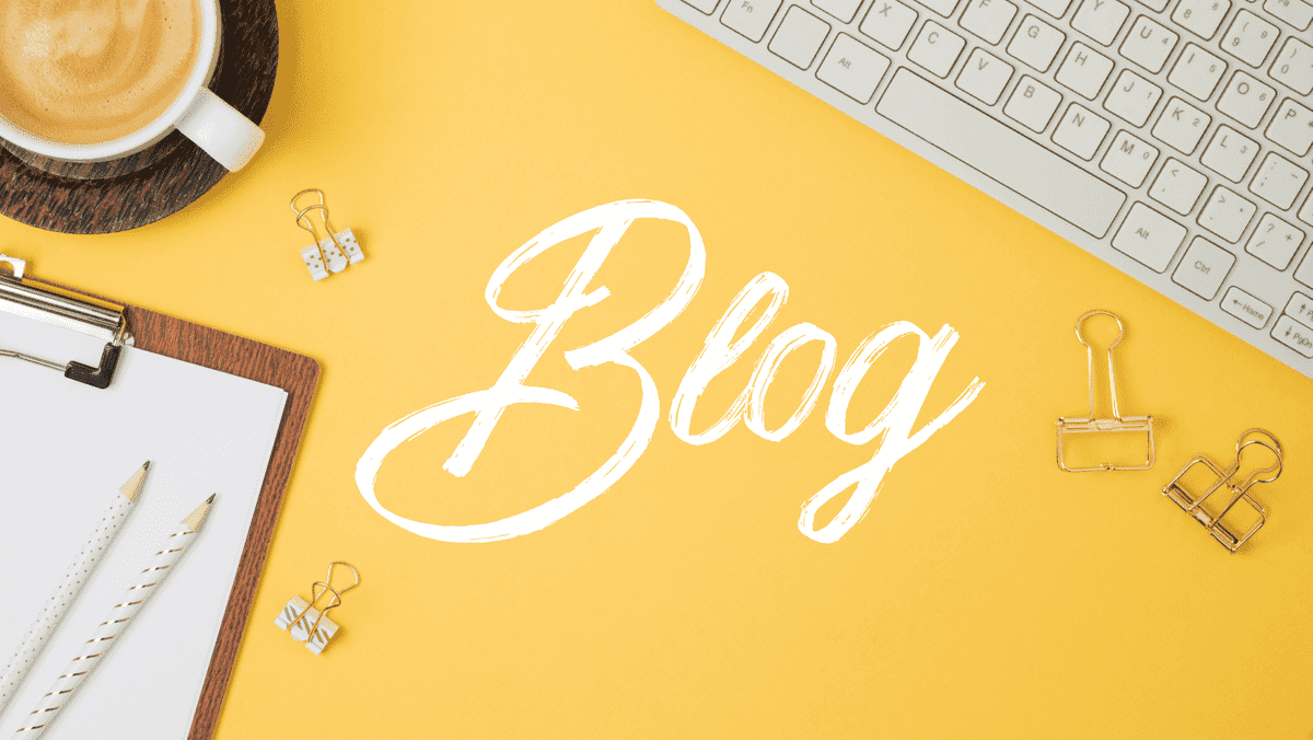 Blogtekst geschreven bovenop een gele werkplek Blogtekst geschreven bovenop een gele werkplek