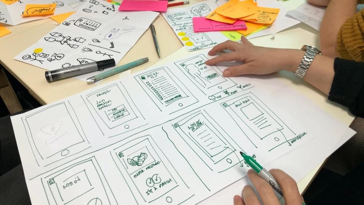 Femme travaillant sur des croquis d'infographies Femme travaillant sur des croquis d'infographies