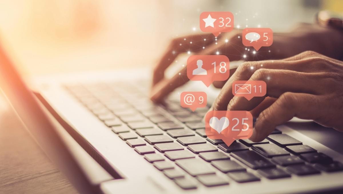 Desbloqueando o Poder do Atendimento ao Cliente nas Redes Sociais Desbloqueando o Poder do Atendimento ao Cliente nas Redes Sociais