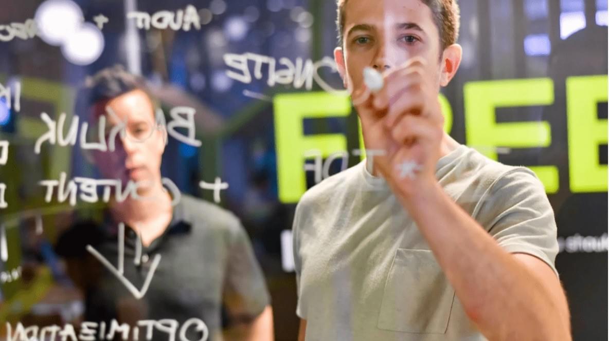 Descubra os Segredos de um Nome de Domínio Empresarial Memorável Descubra os Segredos de um Nome de Domínio Empresarial Memorável