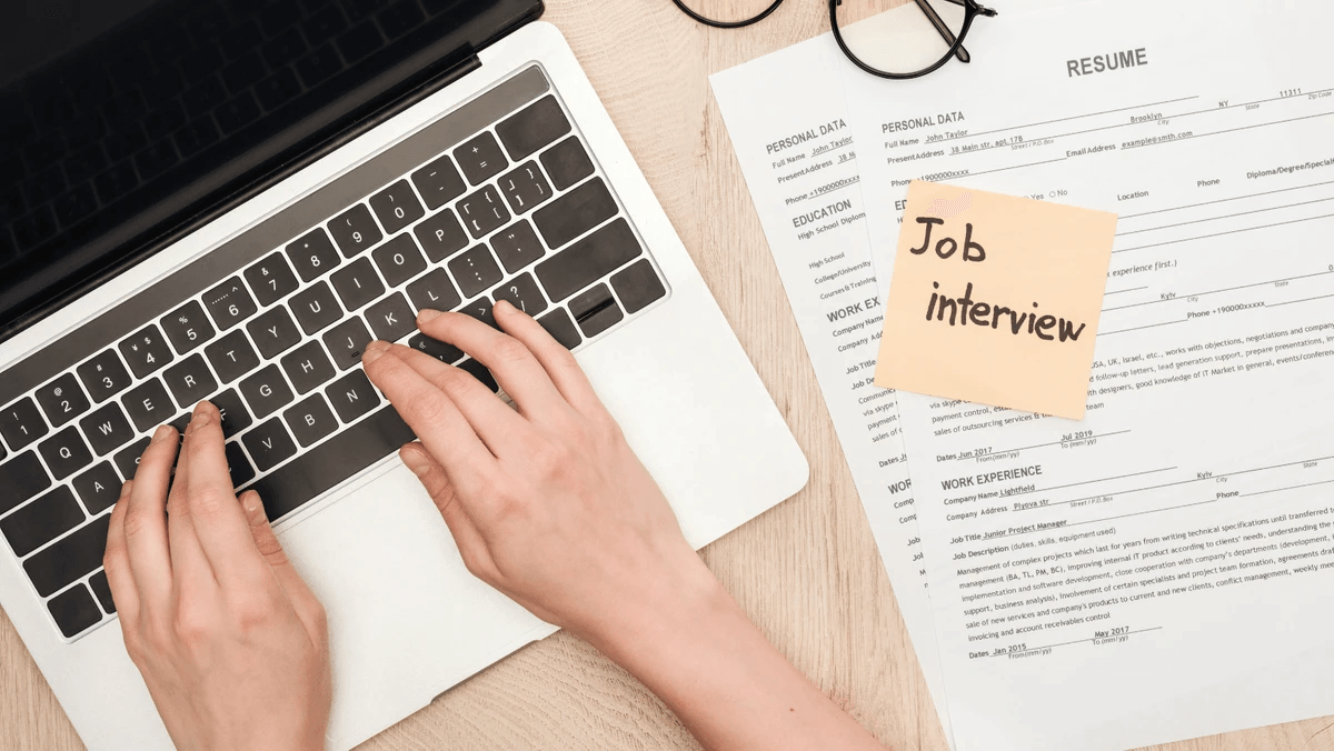 En el competitivo mercado laboral actual, tener un sitio web de currículum se ha vuelto esencial para los buscadores de empleo. Te permite mostrar tus habilidades, experiencia y logros en un formato visualmente atractivo y fácilmente accesible. Con el poder de una primera impresión, puedes hacer que tu currículum destaque en línea y aumentar tus posibilidades de conseguir el trabajo de tus sueños. Presentamos Strikingly, el constructor de sitios web más rápido y fácil para sitios web de currículum. Con su interfaz fácil de usar y herramientas de arrastrar y soltar, puedes crear un currículum web profesional rápidamente. Ya seas diseñador, desarrollador o comercializador, Strikingly ofrece una amplia gama de plantillas para adaptarse a tu estilo personal y ayudarte a causar una impresión inolvidable. Sitio web de currículum En la era digital actual, los reclutadores y empleadores a menudo buscan candidatos en línea antes de tomar decisiones de contratación. Tener un sitio web de currículum dedicado no solo muestra tus habilidades y calificaciones, sino que también demuestra tu conocimiento tecnológico y profesionalismo. Te permite ir más allá de las limitaciones de los currículums tradicionales al incorporar elementos multimedia como imágenes, videos e infografías para mostrar tu trabajo. El poder de una primera impresión: Haz que tu currículum se destaque en línea Con cientos de solicitantes compitiendo por el mismo puesto, es crucial causar una impresión duradera desde el principio. Tu currículum en línea sirve como una oportunidad para cautivar a los posibles empleadores con un diseño llamativo que refleje tu marca personal. Al personalizar fuentes, esquemas de color y diseños que resuenen con tu industria o campo de especialización, puedes crear un sitio web visualmente atractivo que te diferencie de la competencia. Presentando Strikingly: El creador de sitios web más rápido y fácil para currículums Strikingly es un cambio de juego cuando se trata de construir sitios web de currículums. Su interfaz intuitiva y sus herramientas de arrastrar y soltar lo hacen accesible tanto para personas con conocimientos tecnológicos como para aquellos con poca o ninguna experiencia en codificación. Con una amplia gama de plantillas diseñadas específicamente para sitios web de currículums, puedes encontrar fácilmente una que se adapte a tu estilo personal y aspiraciones profesionales. Strikingly elimina las complicaciones de la construcción de sitios web, permitiéndote enfocarte en crear contenido convincente que impresionará a los posibles empleadores. Ahora que hemos cubierto la importancia de tener un sitio web de currículum, profundicemos en cómo puedes comenzar con Strikingly y crear una presencia en línea impresionante que maximice tus oportunidades de empleo. Crea un sitio web de currículum #1: Empezando con Strikingly Programa de inicio de Strikingly - Podemos construir tu sitio web de currículum para ti Para crear un sitio web de currículum impresionante, necesitas comenzar con Strikingly. Esta plataforma fácil de usar te guiará a través del proceso de construir tu currículum web paso a paso. Regístrate para obtener una Cuenta de Strikingly Primero, ve al sitio web de Strikingly y regístrate para obtener una cuenta. Es un proceso rápido y fácil que solo toma unos minutos. Una vez que te hayas registrado, tendrás acceso a todas las herramientas y características necesarias para crear tu sitio web de currículum. Elige una plantilla que se adapte a tu estilo personal Strikingly ofrece una amplia gama de plantillas diseñadas profesionalmente específicamente para sitios web de currículums. Navega por las opciones disponibles y elige una que se ajuste a tu estilo personal y preferencias. Ya sea que prefieras un diseño limpio y minimalista o algo más creativo, Strikingly tiene lo que necesitas. Arrastrar y soltar Una vez que hayas seleccionado una plantilla, es hora de personalizarla según tus necesidades. Strikingly proporciona herramientas fáciles de arrastrar y soltar que te permiten agregar o eliminar secciones, reorganizar elementos y personalizar cada aspecto de tu currículum web. Puedes subir imágenes fácilmente, cambiar fuentes y colores, y agregar funciones interactivas como videos o infografías. Con estos simples pasos, estarás bien encaminado para crear un sitio web de currículum llamativo que impresionará a posibles empleadores o clientes. Crear un sitio web de currículum #2: Diseñar tu sitio web de currículum llamativo Sitio web de currículum de perfil de Strikingly Crear un sitio web de currículum impresionante es crucial en el competitivo mercado laboral de hoy. Con Strikingly, puedes resaltar fácilmente tus habilidades y experiencia con un diseño profesional que hará que tu sitio web se destaque del resto. Resalta tus habilidades y experiencia con un diseño profesional Cuando construyas y diseñes un sitio web de currículum, es importante mostrar tus habilidades y experiencia de una manera visualmente atractiva y fácil de navegar. Con las herramientas de arrastrar y soltar de Strikingly, puedes crear un diseño que enfatice tus principales fortalezas y logros. Organiza tu contenido de manera lógica, comenzando con una breve introducción sobre ti mismo y luego enfocándote en diferentes secciones como educación, experiencia laboral y habilidades relevantes. Utiliza encabezados y subencabezados para que sea fácil para los visitantes encontrar la información que están buscando. Elige la fuente y la combinación de colores perfectas para que tu sitio web sea visualmente atractivo La apariencia visual de tu currículum en el sitio web juega un papel importante en captar la atención de posibles empleadores o clientes. Elige fuentes que sean claras y fáciles de leer, y que también reflejen tu estilo personal. Considera usar colores que se complementen bien entre sí y que estén alineados con el tono general de tu marca o industria. Una combinación de colores cohesionada puede ayudar a crear un sitio web profesional y visualmente agradable. Recuerda mantener la consistencia en todo tu sitio web usando las mismas fuentes y colores en todas las páginas. Esto le dará a tu sitio web de currículum un aspecto pulido. Incorpora elementos multimedia como imágenes, videos e infografías para mostrar tu trabajo Para realmente causar un impacto con tu sitio web de currículum, considera incorporar elementos multimedia como imágenes, videos o infografías que destaquen tus muestras de trabajo o proyectos. Incluir elementos visuales relevantes puede proporcionar a posibles empleadores o clientes una mejor comprensión de tus capacidades y experiencia. Por ejemplo, puedes mostrar capturas de pantalla de sitios web que has diseñado o incluir videos de presentaciones que has dado. Asegúrate de que los elementos multimedia que elijas sean de alta calidad y relevantes para tu campo. Deben mejorar tu contenido y ayudar a contar tu historia profesional de manera efectiva. Crea un sitio web de currículum #3: Elaboración de contenido de currículum atractivo Editor de sitios web de currículum de Strikingly Cuando se trata de crear un sitio web de currículum, la elaboración de contenido atractivo es clave para captar la atención y destacar entre la competencia. Aquí hay algunos consejos para ayudarte a crear contenido que deje una impresión duradera en posibles empleadores o clientes. Escribe un Titular y Resumen Atractivo Que Capte la Atención Tu titular es lo primero que verán los visitantes cuando lleguen a tu sitio web de currículum, así que haz que cuente. Usa palabras fuertes y llamativas que resalten tus puntos de venta únicos y te hagan destacar entre la multitud. Por ejemplo, en lugar de simplemente decir Desarrollador Desarrollador Experimentado, prueba algo como Innovador Web Web con Pasión por la Experiencia del Usuario. Además de tu titular, incluye un resumen conciso que dé a los visitantes una visión general de quién eres y qué aportas. Resalta tus habilidades clave, experiencias y logros de una manera que atraiga a los lectores a explorar más. Muestra tu Experiencia Profesional y Logros de Manera Clara y Concisa Cuando se trata de mostrar tu experiencia profesional, manténlo claro, conciso y relevante. Usa viñetas o párrafos cortos para detallar tus roles anteriores, responsabilidades y logros. Enfócate en resultados cuantificables siempre que sea posible para demostrar el impacto que has tenido en puestos anteriores. Recuerda adaptar tu contenido al trabajo o industria específica que estás apuntando. Resalta experiencias que se alineen con los requisitos del puesto o muestra habilidades transferibles que podrían ser valiosas en diferentes contextos. Palabras Clave Relevantes Para asegurarte que tu currículum en línea sea notado por los motores de búsqueda, incorpora palabras clave relevantes a lo largo de tu contenido. Piensa en los términos que los gerentes de contratación o clientes podrían usar al buscar a alguien con tus habilidades o experiencia. Por ejemplo, si eres un diseñador web especializado en sitios de comercio electrónico, incluye palabras clave como diseño web de comercio electrónico, diseño responsivo u optimización de la interfaz de usuario estratégicamente en todo tu currículum. Esto ayudará a mejorar la visibilidad de tu sitio web y aumentará las posibilidades de ser encontrado por la audiencia adecuada. Recuerda, es esencial encontrar un equilibrio entre incorporar palabras clave y mantener un flujo natural. No satures tu contenido con palabras clave a expensas de la legibilidad o la experiencia del usuario. Crear un Sitio Web de Currículum #4: Mostrando tu Portafolio y Muestras de Trabajo Imagen tomada de un sitio web de un usuario de Strikingly - Dan Makoski Crear una sección dedicada a mostrar tus mejores proyectos y muestras de trabajo es crucial al construir un sitio web de currículum. Esto permite que los posibles empleadores o clientes vean la calidad de tu trabajo y comprendan mejor tus habilidades y experiencia. Para mostrar de manera efectiva tu portafolio y muestras de trabajo, considera organizarlos de una manera visualmente atractiva. Usa miniaturas o imágenes para representar cada proyecto, facilitando la navegación de los visitantes por tu portafolio. Incluye descripciones para cada proyecto, destacando los objetivos, desafíos enfrentados y las soluciones que proporcionaste. Esto dará a los espectadores una idea de tus habilidades para resolver problemas. Además de las descripciones, incluye enlaces que dirijan a los visitantes a los proyectos o muestras de trabajo. Esto les permite explorar más a fondo y ver tu trabajo en acción. Al proporcionar acceso directo, demuestras transparencia y facilitas la evaluación de tus capacidades por parte de los posibles empleadores o clientes. Otra manera efectiva de mejorar la credibilidad es incorporando testimonios y recomendaciones de clientes o empleadores anteriores. Estas reseñas positivas proporcionan pruebas sociales de tus habilidades y profesionalismo. Incluir fragmentos de comentarios o respaldos puede infundir confianza en los visitantes al ver una validación real de tus capacidades. Al crear una sección dedicada para mostrar tu portafolio y muestras de trabajo en tu sitio web de currículum, permites que los posibles empleadores o clientes evalúen de primera mano la calidad de tu trabajo. Esto no solo destaca tus habilidades, sino que también demuestra que has completado proyectos en el pasado. Crear un Sitio Web de Currículum #5: Optimización de Tu Sitio Web de Currículum para Motores de Búsqueda Imagen tomada del sitio web de un usuario de Strikingly - Ashmith Para asegurarte de que tu sitio web de currículum obtenga la visibilidad que merece, es crucial implementar SEO mejores prácticas. Al optimizar tu sitio web para motores de búsqueda, aumentas las posibilidades de que posibles empleadores o clientes te encuentren en línea. Implementa las Mejores Prácticas de SEO para Mejorar la Visibilidad de Tu Sitio Web Implementar las mejores prácticas de SEO implica varias técnicas que ayudan a los motores de búsqueda a entender y clasificar tu sitio web. Algunas estrategias clave incluyen: 1. Investigación de Palabras Clave. Realiza una investigación exhaustiva de palabras clave para identificar los términos y frases que los buscadores de empleo probablemente utilizarán al buscar candidatos con tus habilidades y cualificaciones. Incorpora estas palabras clave de manera natural en el contenido de tu sitio web. 2. Meta Tags. Presta atención a los títulos de tus páginas,descripciones meta, y encabezados. Asegúrate de que reflejen con precisión el contenido de cada página e incluyan palabras clave relevantes. 3. Estructura de URL. Optimiza la estructura de URL de tu sitio web incluyendo palabras clave descriptivas en el slug de cada página. Esto ayuda a los motores de búsqueda a entender de qué trata cada página. 4. Enlaces Internos. Crea una estructura lógica de enlaces internos dentro de tu sitio web conectando páginas relevantes entre sí mediante texto ancla que incluya palabras clave. 5. Tags ALT. Al agregar imágenes a tu sitio web de currículum, usa tags ALT descriptivos con palabras clave relevantes. Esto ayuda a los motores de búsqueda a entender qué representa la imagen. Usa Palabras Clave Relevantes En Tus Títulos De Página, Descripciones Meta Y Encabezados Para optimizar aún más tu sitio web de currículum para los motores de búsqueda, asegúrate de incorporar estratégicamente palabras clave relevantes en elementos importantes como: 1. Títulos de Página. Elabora títulos convincentes y ricos en palabras clave para cada página de tu sitio web de currículum. 2. Descripciones Meta. Escribe descripciones meta concisas pero informativas que atraigan a los usuarios a hacer clic desde las páginas de resultados de motores de búsqueda (SERPs). 3. Encabezados. Usa encabezados (H1, H2, etc.) a lo largo de tu contenido e incluye palabras clave relevantes donde sea apropiado. Al incorporar estas palabras clave específicas en estas áreas clave, aumentas la probabilidad de que los motores de búsqueda reconozcan la relevancia de tu sitio web para los buscadores de empleo. Optimiza La Velocidad De Carga Y La Adaptabilidad Móvil De Tu Sitio Web Además de la optimización de palabras clave, es importante asegurarse de que tu sitio web de currículum esté optimizado para la velocidad de carga y la adaptabilidad móvil. Estos factores juegan un papel significativo tanto en la experiencia del usuario como en el ranking de los motores de búsqueda. 1. Velocidad de Carga. Optimiza la velocidad de carga de tu sitio web comprimiendo imágenes, minimizando código y utilizando técnicas de almacenamiento en caché. Un sitio web que carga rápidamente mejora la experiencia del usuario y reduce las tasas de rebote. 2. Adaptabilidad Móvil. Con un número creciente de usuarios accediendo a internet a través de dispositivos móviles, tu currículum en línea debe ser amigable para móviles. Asegúrate de que tu diseño se adapte sin problemas a diferentes tamaños de pantalla y resoluciones. Al priorizar la velocidad de carga y la adaptabilidad móvil, no solo mejoras la experiencia del usuario, sino que también aumentas las posibilidades de que los motores de búsqueda favorezcan tu sitio web en sus clasificaciones. Recuerda, optimizar tu sitio web de currículum para los motores de búsqueda requiere esfuerzo y monitoreo continuo. Mantente al día con las tendencias de SEO y sigue refinando tus estrategias para asegurar la máxima visibilidad en línea. Crea un sitio web de currículum #6: Integración de herramientas de redes sociales y networking Sitio web de Strikingly con sección de redes sociales En la era digital actual, los buscadores de empleo deben tener una fuerte presencia en línea. Al integrar herramientas de redes sociales y networking en tu sitio web de currículum, puedes mejorar tu imagen profesional y conectarte con posibles empleadores o clientes. Agrega íconos de redes sociales para incentivar a los visitantes a conectarse contigo en diversas plataformas Para facilitar que los visitantes se conecten contigo, considera agregar íconos de redes sociales a tu sitio web de currículum. Estos íconos pueden enlazar directamente a tus perfiles en LinkedIn, Twitter o Instagram. Al mostrar tu presencia activa en estas plataformas, puedes demostrar tu participación en conversaciones de la industria y destacar logros o proyectos relevantes. Utiliza la integración de LinkedIn para mostrar tu perfil profesional y recomendaciones LinkedIn es una poderosa herramienta de networking para profesionales, y su integración en tu sitio web de currículum puede añadir credibilidad a tu presencia en línea. Al incrustar un widget de LinkedIn o enlazar directamente a tu perfil, puedes mostrar tu experiencia profesional, habilidades y recomendaciones de colegas o clientes. Esta integración permite a posibles empleadores o clientes acceder fácilmente a información más detallada sobre tus cualificaciones. Incluye información de contacto y un formulario de contacto para que posibles empleadores o clientes puedan comunicarse Facilita que posibles empleadores o clientes se comuniquen contigo incluyendo información de contacto clara en tu sitio web de currículum. Esto debe incluir detalles como tu dirección de correo electrónico y número de teléfono. Además, considera añadir un formulario de contacto que permita a los visitantes enviarte mensajes directamente a través del sitio web. Esto no solo proporciona una forma conveniente para que las personas se pongan en contacto, sino que también añade un toque profesional a tu presencia en línea. Crea un currículum impresionante con Strikingly hoy mismo Sitio web de currículum de Melissa.Art de Strikingly Crear un impresionante sitio web de currículum con Strikingly puede ayudarte a destacarte entre la multitud y maximizar tus oportunidades laborales. Con el poder de una primera impresión, tener un currículum web te permite mostrar tus habilidades y experiencia de una manera visualmente atractiva. Al usar Strikingly, el creador de sitios web para currículums más rápido y fácil, puedes comenzar fácilmente registrándote para obtener una cuenta y eligiendo una plantilla que se adapte a tu estilo personal. Con herramientas de arrastrar y soltar fáciles, personalizar tu sitio web de currículum se vuelve muy sencillo. Diseñar tu llamativo sitio web de currículum es esencial para captar la atención de posibles empleadores. Destacar tus habilidades y experiencia con un diseño profesional, elegir la fuente y paleta de colores perfectas, e incorporar elementos multimedia como imágenes, videos e infografías hará que tu sitio web sea visualmente atractivo. Crear un contenido de currículum convincente es crucial para causar un impacto en los visitantes. Escribir un titular y resumen atrayentes que capten la atención, mostrar tu experiencia profesional y logros de manera clara y concisa, e incluir palabras clave relevantes a lo largo optimizará tu sitio web para los motores de búsqueda. Mostrar tu portafolio y ejemplos de trabajo es otro aspecto importante de la creación de un exitoso sitio web de currículum. Crear una sección dedicada para mostrar tus mejores proyectos y ejemplos de trabajo, incluyendo descripciones y enlaces para demostrar tus habilidades y experiencia, así como incorporar testimonios de clientes o empleadores anteriores, mejorará aún más tu credibilidad. Optimizar tu sitio web de currículum para los motores de búsqueda es esencial para mejorar su visibilidad. Implementar las mejores prácticas de SEO, como el uso de palabras clave relevantes en los títulos de las páginas, las meta descripciones, los encabezados, optimizar la velocidad de carga y asegurar la capacidad de respuesta móvil, ayudará a que los posibles empleadores te encuentren más fácilmente. Integrar herramientas de redes sociales y networking en tu sitio web de currículum es otra forma de mejorar su efectividad. Agregar íconos de redes sociales para animar a los visitantes a conectarse contigo en varias plataformas, utilizar la integración con LinkedIn para mostrar tu perfil profesional y recomendaciones, así como incluir información de contacto con un formulario de contacto, facilitará que los posibles empleadores o clientes se pongan en contacto contigo. Crear un impresionante sitio web de currículum con Strikingly es una excelente manera de destacar entre la multitud y maximizar tus oportunidades laborales. Al construir tu presencia profesional en línea hoy, puedes mostrar tus habilidades y experiencia de manera llamativa. No pierdas esta oportunidad de llevar tu búsqueda de trabajo al siguiente nivel. En el competitivo mercado laboral actual, tener un sitio web de currículum se ha vuelto esencial para los buscadores de empleo. Te permite mostrar tus habilidades, experiencia y logros en un formato visualmente atractivo y fácilmente accesible. Con el poder de una primera impresión, puedes hacer que tu currículum destaque en línea y aumentar tus posibilidades de conseguir el trabajo de tus sueños. Presentamos Strikingly, el constructor de sitios web más rápido y fácil para sitios web de currículum. Con su interfaz fácil de usar y herramientas de arrastrar y soltar, puedes crear un currículum web profesional rápidamente. Ya seas diseñador, desarrollador o comercializador, Strikingly ofrece una amplia gama de plantillas para adaptarse a tu estilo personal y ayudarte a causar una impresión inolvidable. Sitio web de currículum En la era digital actual, los reclutadores y empleadores a menudo buscan candidatos en línea antes de tomar decisiones de contratación. Tener un sitio web de currículum dedicado no solo muestra tus habilidades y calificaciones, sino que también demuestra tu conocimiento tecnológico y profesionalismo. Te permite ir más allá de las limitaciones de los currículums tradicionales al incorporar elementos multimedia como imágenes, videos e infografías para mostrar tu trabajo. El poder de una primera impresión: Haz que tu currículum se destaque en línea Con cientos de solicitantes compitiendo por el mismo puesto, es crucial causar una impresión duradera desde el principio. Tu currículum en línea sirve como una oportunidad para cautivar a los posibles empleadores con un diseño llamativo que refleje tu marca personal. Al personalizar fuentes, esquemas de color y diseños que resuenen con tu industria o campo de especialización, puedes crear un sitio web visualmente atractivo que te diferencie de la competencia. Presentando Strikingly: El creador de sitios web más rápido y fácil para currículums Strikingly es un cambio de juego cuando se trata de construir sitios web de currículums. Su interfaz intuitiva y sus herramientas de arrastrar y soltar lo hacen accesible tanto para personas con conocimientos tecnológicos como para aquellos con poca o ninguna experiencia en codificación. Con una amplia gama de plantillas diseñadas específicamente para sitios web de currículums, puedes encontrar fácilmente una que se adapte a tu estilo personal y aspiraciones profesionales. Strikingly elimina las complicaciones de la construcción de sitios web, permitiéndote enfocarte en crear contenido convincente que impresionará a los posibles empleadores. Ahora que hemos cubierto la importancia de tener un sitio web de currículum, profundicemos en cómo puedes comenzar con Strikingly y crear una presencia en línea impresionante que maximice tus oportunidades de empleo. Crea un sitio web de currículum #1: Empezando con Strikingly Programa de inicio de Strikingly - Podemos construir tu sitio web de currículum para ti Para crear un sitio web de currículum impresionante, necesitas comenzar con Strikingly. Esta plataforma fácil de usar te guiará a través del proceso de construir tu currículum web paso a paso. Regístrate para obtener una Cuenta de Strikingly Primero, ve al sitio web de Strikingly y regístrate para obtener una cuenta. Es un proceso rápido y fácil que solo toma unos minutos. Una vez que te hayas registrado, tendrás acceso a todas las herramientas y características necesarias para crear tu sitio web de currículum. Elige una plantilla que se adapte a tu estilo personal Strikingly ofrece una amplia gama de plantillas diseñadas profesionalmente específicamente para sitios web de currículums. Navega por las opciones disponibles y elige una que se ajuste a tu estilo personal y preferencias. Ya sea que prefieras un diseño limpio y minimalista o algo más creativo, Strikingly tiene lo que necesitas. Arrastrar y soltar Una vez que hayas seleccionado una plantilla, es hora de personalizarla según tus necesidades. Strikingly proporciona herramientas fáciles de arrastrar y soltar que te permiten agregar o eliminar secciones, reorganizar elementos y personalizar cada aspecto de tu currículum web. Puedes subir imágenes fácilmente, cambiar fuentes y colores, y agregar funciones interactivas como videos o infografías. Con estos simples pasos, estarás bien encaminado para crear un sitio web de currículum llamativo que impresionará a posibles empleadores o clientes. Crear un sitio web de currículum #2: Diseñar tu sitio web de currículum llamativo Sitio web de currículum de perfil de Strikingly Crear un sitio web de currículum impresionante es crucial en el competitivo mercado laboral de hoy. Con Strikingly, puedes resaltar fácilmente tus habilidades y experiencia con un diseño profesional que hará que tu sitio web se destaque del resto. Resalta tus habilidades y experiencia con un diseño profesional Cuando construyas y diseñes un sitio web de currículum, es importante mostrar tus habilidades y experiencia de una manera visualmente atractiva y fácil de navegar. Con las herramientas de arrastrar y soltar de Strikingly, puedes crear un diseño que enfatice tus principales fortalezas y logros. Organiza tu contenido de manera lógica, comenzando con una breve introducción sobre ti mismo y luego enfocándote en diferentes secciones como educación, experiencia laboral y habilidades relevantes. Utiliza encabezados y subencabezados para que sea fácil para los visitantes encontrar la información que están buscando. Elige la fuente y la combinación de colores perfectas para que tu sitio web sea visualmente atractivo La apariencia visual de tu currículum en el sitio web juega un papel importante en captar la atención de posibles empleadores o clientes. Elige fuentes que sean claras y fáciles de leer, y que también reflejen tu estilo personal. Considera usar colores que se complementen bien entre sí y que estén alineados con el tono general de tu marca o industria. Una combinación de colores cohesionada puede ayudar a crear un sitio web profesional y visualmente agradable. Recuerda mantener la consistencia en todo tu sitio web usando las mismas fuentes y colores en todas las páginas. Esto le dará a tu sitio web de currículum un aspecto pulido. Incorpora elementos multimedia como imágenes, videos e infografías para mostrar tu trabajo Para realmente causar un impacto con tu sitio web de currículum, considera incorporar elementos multimedia como imágenes, videos o infografías que destaquen tus muestras de trabajo o proyectos. Incluir elementos visuales relevantes puede proporcionar a posibles empleadores o clientes una mejor comprensión de tus capacidades y experiencia. Por ejemplo, puedes mostrar capturas de pantalla de sitios web que has diseñado o incluir videos de presentaciones que has dado. Asegúrate de que los elementos multimedia que elijas sean de alta calidad y relevantes para tu campo. Deben mejorar tu contenido y ayudar a contar tu historia profesional de manera efectiva. Crea un sitio web de currículum #3: Elaboración de contenido de currículum atractivo Editor de sitios web de currículum de Strikingly Cuando se trata de crear un sitio web de currículum, la elaboración de contenido atractivo es clave para captar la atención y destacar entre la competencia. Aquí hay algunos consejos para ayudarte a crear contenido que deje una impresión duradera en posibles empleadores o clientes. Escribe un Titular y Resumen Atractivo Que Capte la Atención Tu titular es lo primero que verán los visitantes cuando lleguen a tu sitio web de currículum, así que haz que cuente. Usa palabras fuertes y llamativas que resalten tus puntos de venta únicos y te hagan destacar entre la multitud. Por ejemplo, en lugar de simplemente decir Desarrollador Desarrollador Experimentado, prueba algo como Innovador Web Web con Pasión por la Experiencia del Usuario. Además de tu titular, incluye un resumen conciso que dé a los visitantes una visión general de quién eres y qué aportas. Resalta tus habilidades clave, experiencias y logros de una manera que atraiga a los lectores a explorar más. Muestra tu Experiencia Profesional y Logros de Manera Clara y Concisa Cuando se trata de mostrar tu experiencia profesional, manténlo claro, conciso y relevante. Usa viñetas o párrafos cortos para detallar tus roles anteriores, responsabilidades y logros. Enfócate en resultados cuantificables siempre que sea posible para demostrar el impacto que has tenido en puestos anteriores. Recuerda adaptar tu contenido al trabajo o industria específica que estás apuntando. Resalta experiencias que se alineen con los requisitos del puesto o muestra habilidades transferibles que podrían ser valiosas en diferentes contextos. Palabras Clave Relevantes Para asegurarte que tu currículum en línea sea notado por los motores de búsqueda, incorpora palabras clave relevantes a lo largo de tu contenido. Piensa en los términos que los gerentes de contratación o clientes podrían usar al buscar a alguien con tus habilidades o experiencia. Por ejemplo, si eres un diseñador web especializado en sitios de comercio electrónico, incluye palabras clave como diseño web de comercio electrónico, diseño responsivo u optimización de la interfaz de usuario estratégicamente en todo tu currículum. Esto ayudará a mejorar la visibilidad de tu sitio web y aumentará las posibilidades de ser encontrado por la audiencia adecuada. Recuerda, es esencial encontrar un equilibrio entre incorporar palabras clave y mantener un flujo natural. No satures tu contenido con palabras clave a expensas de la legibilidad o la experiencia del usuario. Crear un Sitio Web de Currículum #4: Mostrando tu Portafolio y Muestras de Trabajo Imagen tomada de un sitio web de un usuario de Strikingly - Dan Makoski Crear una sección dedicada a mostrar tus mejores proyectos y muestras de trabajo es crucial al construir un sitio web de currículum. Esto permite que los posibles empleadores o clientes vean la calidad de tu trabajo y comprendan mejor tus habilidades y experiencia. Para mostrar de manera efectiva tu portafolio y muestras de trabajo, considera organizarlos de una manera visualmente atractiva. Usa miniaturas o imágenes para representar cada proyecto, facilitando la navegación de los visitantes por tu portafolio. Incluye descripciones para cada proyecto, destacando los objetivos, desafíos enfrentados y las soluciones que proporcionaste. Esto dará a los espectadores una idea de tus habilidades para resolver problemas. Además de las descripciones, incluye enlaces que dirijan a los visitantes a los proyectos o muestras de trabajo. Esto les permite explorar más a fondo y ver tu trabajo en acción. Al proporcionar acceso directo, demuestras transparencia y facilitas la evaluación de tus capacidades por parte de los posibles empleadores o clientes. Otra manera efectiva de mejorar la credibilidad es incorporando testimonios y recomendaciones de clientes o empleadores anteriores. Estas reseñas positivas proporcionan pruebas sociales de tus habilidades y profesionalismo. Incluir fragmentos de comentarios o respaldos puede infundir confianza en los visitantes al ver una validación real de tus capacidades. Al crear una sección dedicada para mostrar tu portafolio y muestras de trabajo en tu sitio web de currículum, permites que los posibles empleadores o clientes evalúen de primera mano la calidad de tu trabajo. Esto no solo destaca tus habilidades, sino que también demuestra que has completado proyectos en el pasado. Crear un Sitio Web de Currículum #5: Optimización de Tu Sitio Web de Currículum para Motores de Búsqueda Imagen tomada del sitio web de un usuario de Strikingly - Ashmith Para asegurarte de que tu sitio web de currículum obtenga la visibilidad que merece, es crucial implementar SEO mejores prácticas. Al optimizar tu sitio web para motores de búsqueda, aumentas las posibilidades de que posibles empleadores o clientes te encuentren en línea. Implementa las Mejores Prácticas de SEO para Mejorar la Visibilidad de Tu Sitio Web Implementar las mejores prácticas de SEO implica varias técnicas que ayudan a los motores de búsqueda a entender y clasificar tu sitio web. Algunas estrategias clave incluyen: 1. Investigación de Palabras Clave. Realiza una investigación exhaustiva de palabras clave para identificar los términos y frases que los buscadores de empleo probablemente utilizarán al buscar candidatos con tus habilidades y cualificaciones. Incorpora estas palabras clave de manera natural en el contenido de tu sitio web. 2. Meta Tags. Presta atención a los títulos de tus páginas,descripciones meta, y encabezados. Asegúrate de que reflejen con precisión el contenido de cada página e incluyan palabras clave relevantes. 3. Estructura de URL. Optimiza la estructura de URL de tu sitio web incluyendo palabras clave descriptivas en el slug de cada página. Esto ayuda a los motores de búsqueda a entender de qué trata cada página. 4. Enlaces Internos. Crea una estructura lógica de enlaces internos dentro de tu sitio web conectando páginas relevantes entre sí mediante texto ancla que incluya palabras clave. 5. Tags ALT. Al agregar imágenes a tu sitio web de currículum, usa tags ALT descriptivos con palabras clave relevantes. Esto ayuda a los motores de búsqueda a entender qué representa la imagen. Usa Palabras Clave Relevantes En Tus Títulos De Página, Descripciones Meta Y Encabezados Para optimizar aún más tu sitio web de currículum para los motores de búsqueda, asegúrate de incorporar estratégicamente palabras clave relevantes en elementos importantes como: 1. Títulos de Página. Elabora títulos convincentes y ricos en palabras clave para cada página de tu sitio web de currículum. 2. Descripciones Meta. Escribe descripciones meta concisas pero informativas que atraigan a los usuarios a hacer clic desde las páginas de resultados de motores de búsqueda (SERPs). 3. Encabezados. Usa encabezados (H1, H2, etc.) a lo largo de tu contenido e incluye palabras clave relevantes donde sea apropiado. Al incorporar estas palabras clave específicas en estas áreas clave, aumentas la probabilidad de que los motores de búsqueda reconozcan la relevancia de tu sitio web para los buscadores de empleo. Optimiza La Velocidad De Carga Y La Adaptabilidad Móvil De Tu Sitio Web Además de la optimización de palabras clave, es importante asegurarse de que tu sitio web de currículum esté optimizado para la velocidad de carga y la adaptabilidad móvil. Estos factores juegan un papel significativo tanto en la experiencia del usuario como en el ranking de los motores de búsqueda. 1. Velocidad de Carga. Optimiza la velocidad de carga de tu sitio web comprimiendo imágenes, minimizando código y utilizando técnicas de almacenamiento en caché. Un sitio web que carga rápidamente mejora la experiencia del usuario y reduce las tasas de rebote. 2. Adaptabilidad Móvil. Con un número creciente de usuarios accediendo a internet a través de dispositivos móviles, tu currículum en línea debe ser amigable para móviles. Asegúrate de que tu diseño se adapte sin problemas a diferentes tamaños de pantalla y resoluciones. Al priorizar la velocidad de carga y la adaptabilidad móvil, no solo mejoras la experiencia del usuario, sino que también aumentas las posibilidades de que los motores de búsqueda favorezcan tu sitio web en sus clasificaciones. Recuerda, optimizar tu sitio web de currículum para los motores de búsqueda requiere esfuerzo y monitoreo continuo. Mantente al día con las tendencias de SEO y sigue refinando tus estrategias para asegurar la máxima visibilidad en línea. Crea un sitio web de currículum #6: Integración de herramientas de redes sociales y networking Sitio web de Strikingly con sección de redes sociales En la era digital actual, los buscadores de empleo deben tener una fuerte presencia en línea. Al integrar herramientas de redes sociales y networking en tu sitio web de currículum, puedes mejorar tu imagen profesional y conectarte con posibles empleadores o clientes. Agrega íconos de redes sociales para incentivar a los visitantes a conectarse contigo en diversas plataformas Para facilitar que los visitantes se conecten contigo, considera agregar íconos de redes sociales a tu sitio web de currículum. Estos íconos pueden enlazar directamente a tus perfiles en LinkedIn, Twitter o Instagram. Al mostrar tu presencia activa en estas plataformas, puedes demostrar tu participación en conversaciones de la industria y destacar logros o proyectos relevantes. Utiliza la integración de LinkedIn para mostrar tu perfil profesional y recomendaciones LinkedIn es una poderosa herramienta de networking para profesionales, y su integración en tu sitio web de currículum puede añadir credibilidad a tu presencia en línea. Al incrustar un widget de LinkedIn o enlazar directamente a tu perfil, puedes mostrar tu experiencia profesional, habilidades y recomendaciones de colegas o clientes. Esta integración permite a posibles empleadores o clientes acceder fácilmente a información más detallada sobre tus cualificaciones. Incluye información de contacto y un formulario de contacto para que posibles empleadores o clientes puedan comunicarse Facilita que posibles empleadores o clientes se comuniquen contigo incluyendo información de contacto clara en tu sitio web de currículum. Esto debe incluir detalles como tu dirección de correo electrónico y número de teléfono. Además, considera añadir un formulario de contacto que permita a los visitantes enviarte mensajes directamente a través del sitio web. Esto no solo proporciona una forma conveniente para que las personas se pongan en contacto, sino que también añade un toque profesional a tu presencia en línea. Crea un currículum impresionante con Strikingly hoy mismo Sitio web de currículum de Melissa.Art de Strikingly Crear un impresionante sitio web de currículum con Strikingly puede ayudarte a destacarte entre la multitud y maximizar tus oportunidades laborales. Con el poder de una primera impresión, tener un currículum web te permite mostrar tus habilidades y experiencia de una manera visualmente atractiva. Al usar Strikingly, el creador de sitios web para currículums más rápido y fácil, puedes comenzar fácilmente registrándote para obtener una cuenta y eligiendo una plantilla que se adapte a tu estilo personal. Con herramientas de arrastrar y soltar fáciles, personalizar tu sitio web de currículum se vuelve muy sencillo. Diseñar tu llamativo sitio web de currículum es esencial para captar la atención de posibles empleadores. Destacar tus habilidades y experiencia con un diseño profesional, elegir la fuente y paleta de colores perfectas, e incorporar elementos multimedia como imágenes, videos e infografías hará que tu sitio web sea visualmente atractivo. Crear un contenido de currículum convincente es crucial para causar un impacto en los visitantes. Escribir un titular y resumen atrayentes que capten la atención, mostrar tu experiencia profesional y logros de manera clara y concisa, e incluir palabras clave relevantes a lo largo optimizará tu sitio web para los motores de búsqueda. Mostrar tu portafolio y ejemplos de trabajo es otro aspecto importante de la creación de un exitoso sitio web de currículum. Crear una sección dedicada para mostrar tus mejores proyectos y ejemplos de trabajo, incluyendo descripciones y enlaces para demostrar tus habilidades y experiencia, así como incorporar testimonios de clientes o empleadores anteriores, mejorará aún más tu credibilidad. Optimizar tu sitio web de currículum para los motores de búsqueda es esencial para mejorar su visibilidad. Implementar las mejores prácticas de SEO, como el uso de palabras clave relevantes en los títulos de las páginas, las meta descripciones, los encabezados, optimizar la velocidad de carga y asegurar la capacidad de respuesta móvil, ayudará a que los posibles empleadores te encuentren más fácilmente. Integrar herramientas de redes sociales y networking en tu sitio web de currículum es otra forma de mejorar su efectividad. Agregar íconos de redes sociales para animar a los visitantes a conectarse contigo en varias plataformas, utilizar la integración con LinkedIn para mostrar tu perfil profesional y recomendaciones, así como incluir información de contacto con un formulario de contacto, facilitará que los posibles empleadores o clientes se pongan en contacto contigo. Crear un impresionante sitio web de currículum con Strikingly es una excelente manera de destacar entre la multitud y maximizar tus oportunidades laborales. Al construir tu presencia profesional en línea hoy, puedes mostrar tus habilidades y experiencia de manera llamativa. No pierdas esta oportunidad de llevar tu búsqueda de trabajo al siguiente nivel.