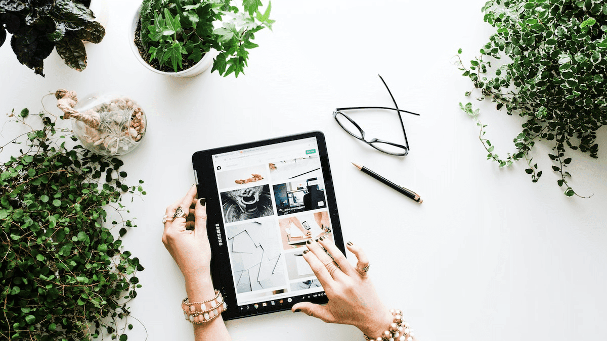 Femeia își construiește magazinul online Femeia își construiește magazinul online