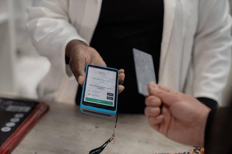 Mies maksaa ostostaan mobiilikassalla Mies maksaa ostostaan mobiilikassalla