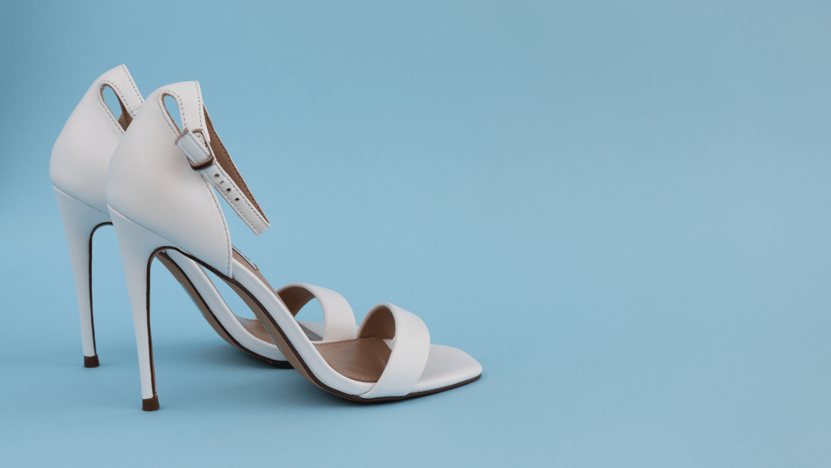 蓝色背景中的女士高跟鞋 蓝色背景中的女士高跟鞋