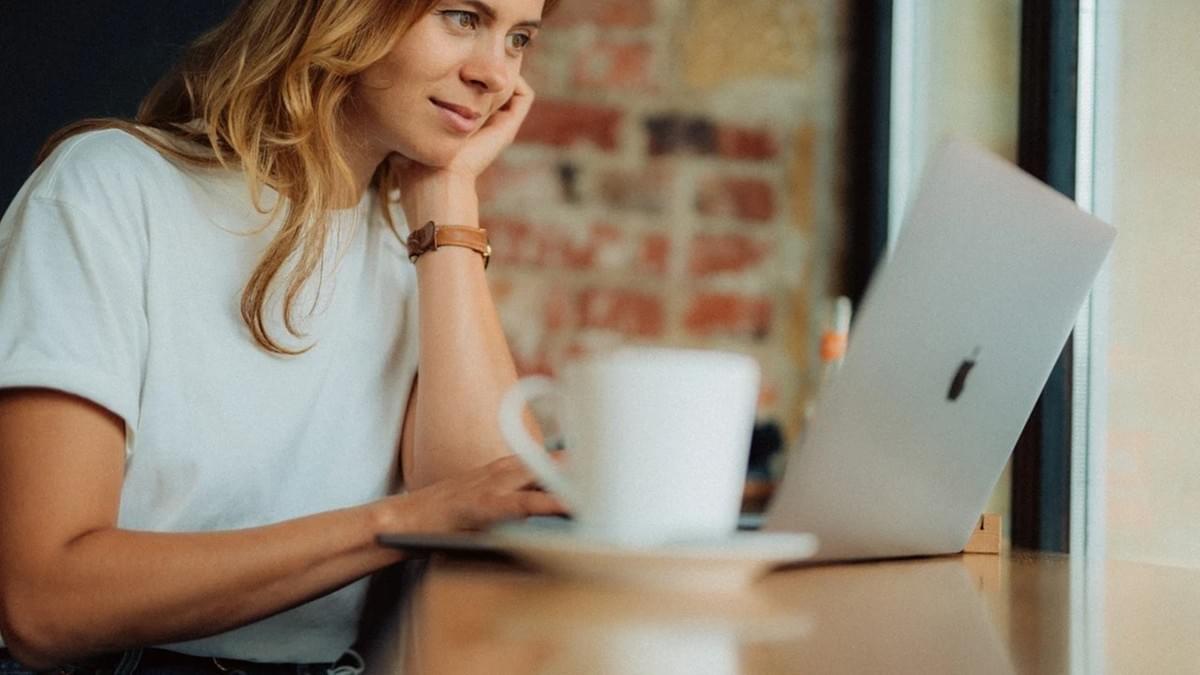 femme qui travaille sur son ordinateur femme qui travaille sur son ordinateur
