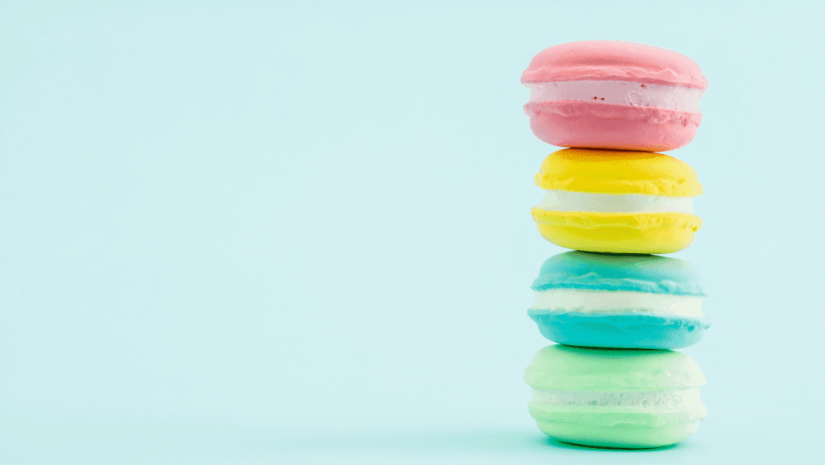 Macarons in pastelkleur op elkaar gestapeld Macarons in pastelkleur op elkaar gestapeld