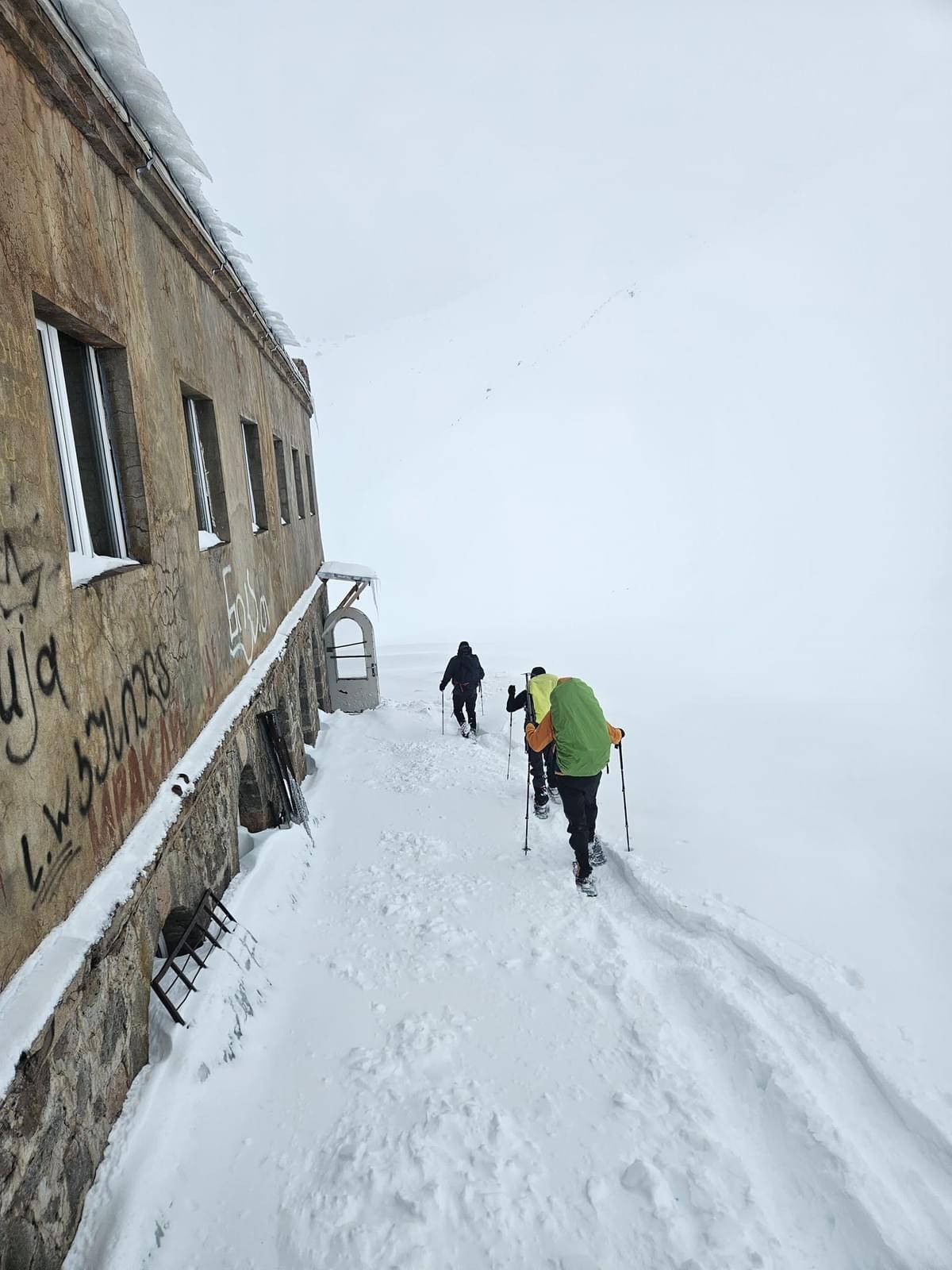 Op de Kazbek (Kaukasus in Georgië), onderweg terug naar beneden. Op de Kazbek (Kaukasus in Georgië), onderweg terug naar beneden.