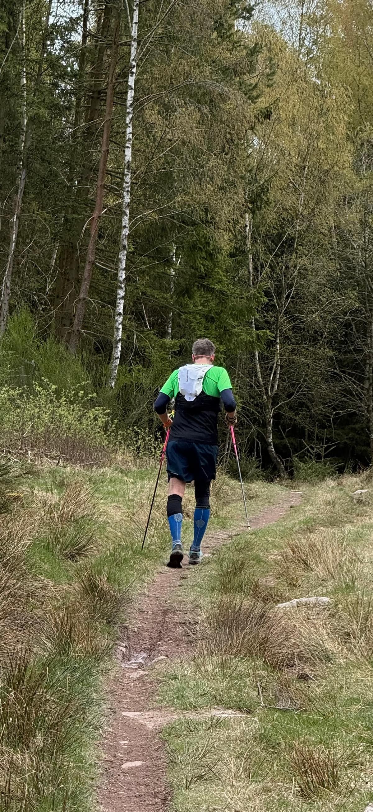 Jorgen tijdens zijn 50 km trailrun, ergens rond kilometer twintig. Concentratie, stokken, modder. Jorgen tijdens zijn 50 km trailrun, ergens rond kilometer twintig. Concentratie, stokken, modder.