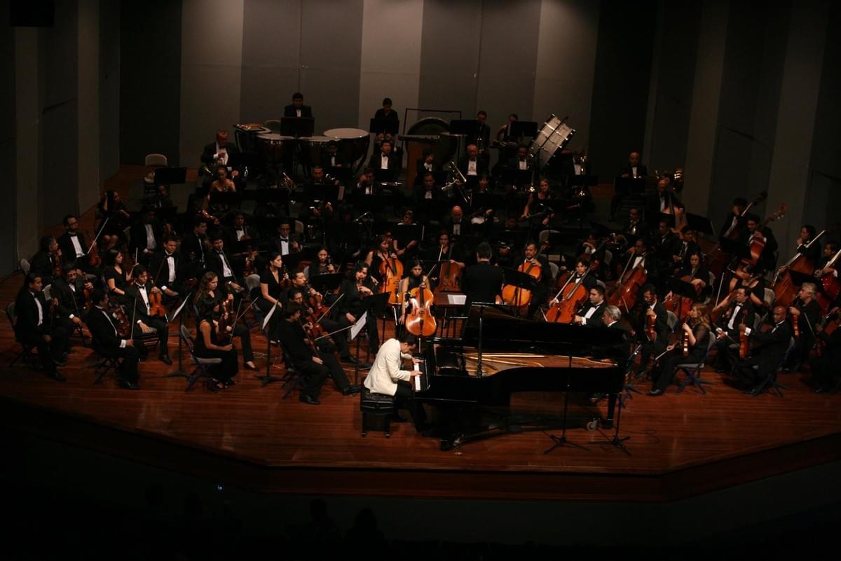 Click image to watch Juan Carlos play Gershwin´s ¨Rhapshody in Blue¨ Click image to watch Juan Carlos play Gershwin´s ¨Rhapshody in Blue¨