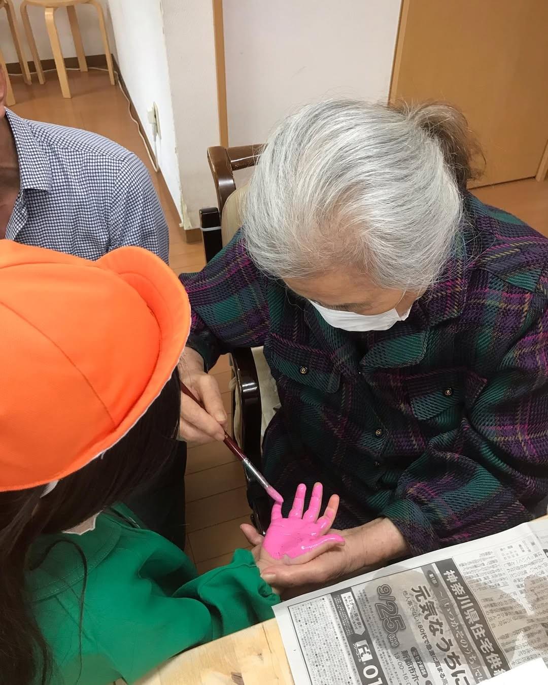 利用者さんが園児の手に絵の具を…😍 小さな手を握りご利用者さん笑顔いっぱいです。 利用者さんが園児の手に絵の具を…😍 小さな手を握りご利用者さん笑顔いっぱいです。