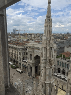 op het dak van de Duomo in Milaan op het dak van de Duomo in Milaan