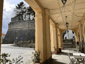 Lunchrestaurantje met uitzicht op kasteel in Melazzo Lunchrestaurantje met uitzicht op kasteel in Melazzo