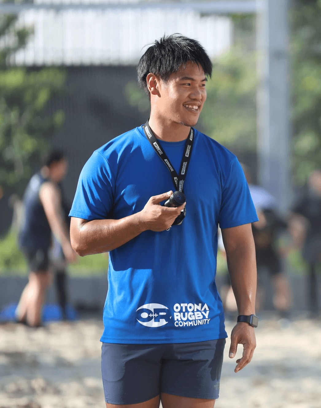 スタジオで喜連選手がスーツを来て笑顔でラグビーボールを持ち立っている スタジオで喜連選手がスーツを来て笑顔でラグビーボールを持ち立っている