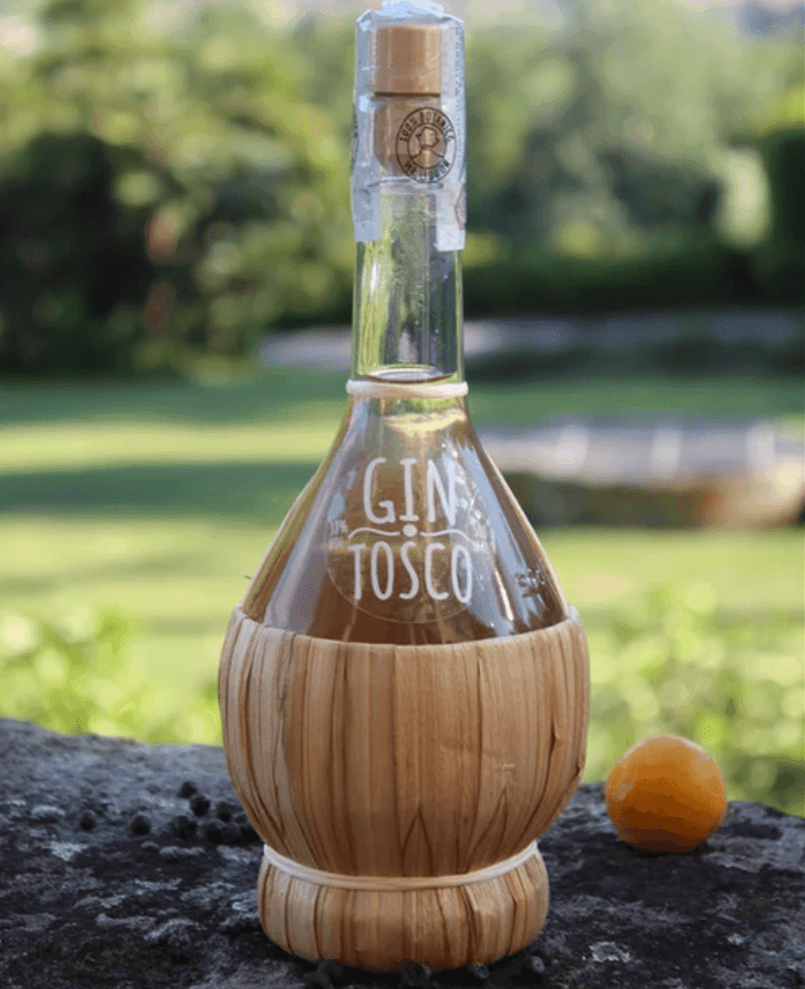Bottiglia fiasco di Gin Tosco Mr.Liquor, distillato artigianale botanico toscano con erbe locali Bottiglia fiasco di Gin Tosco Mr.Liquor, distillato artigianale botanico toscano con erbe locali