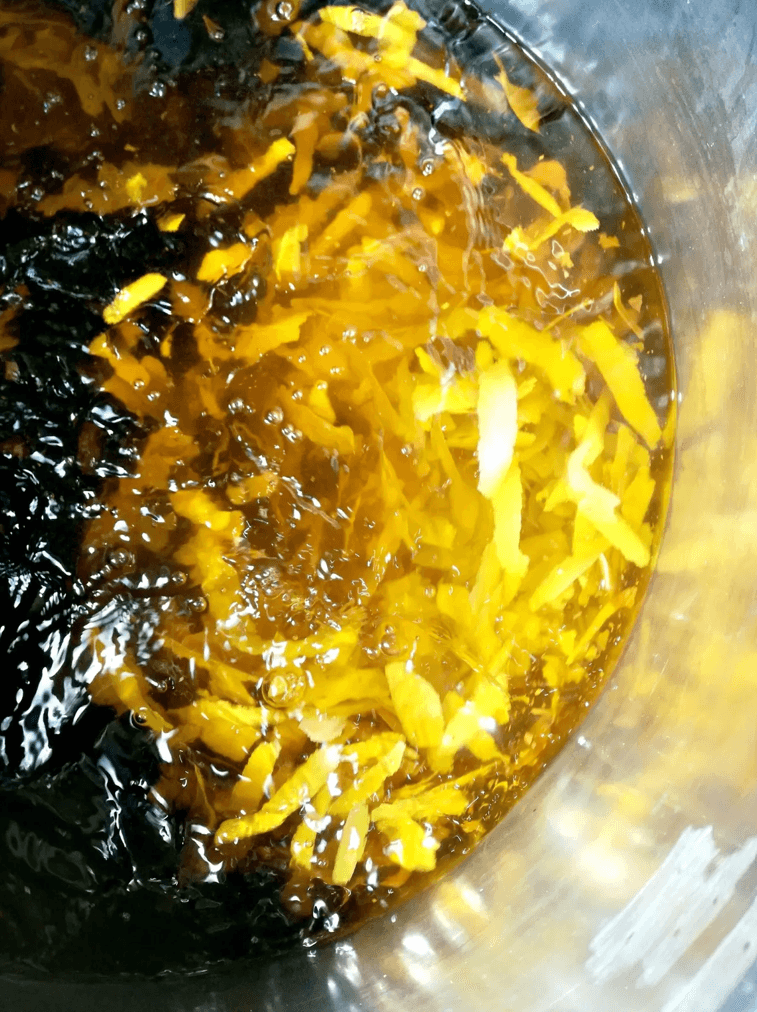 Botaniche fresche utilizzate nei liquori artigianali Mr Liquor durante il processo di infusione naturale in alcol puro. Botaniche fresche utilizzate nei liquori artigianali Mr Liquor durante il processo di infusione naturale in alcol puro.