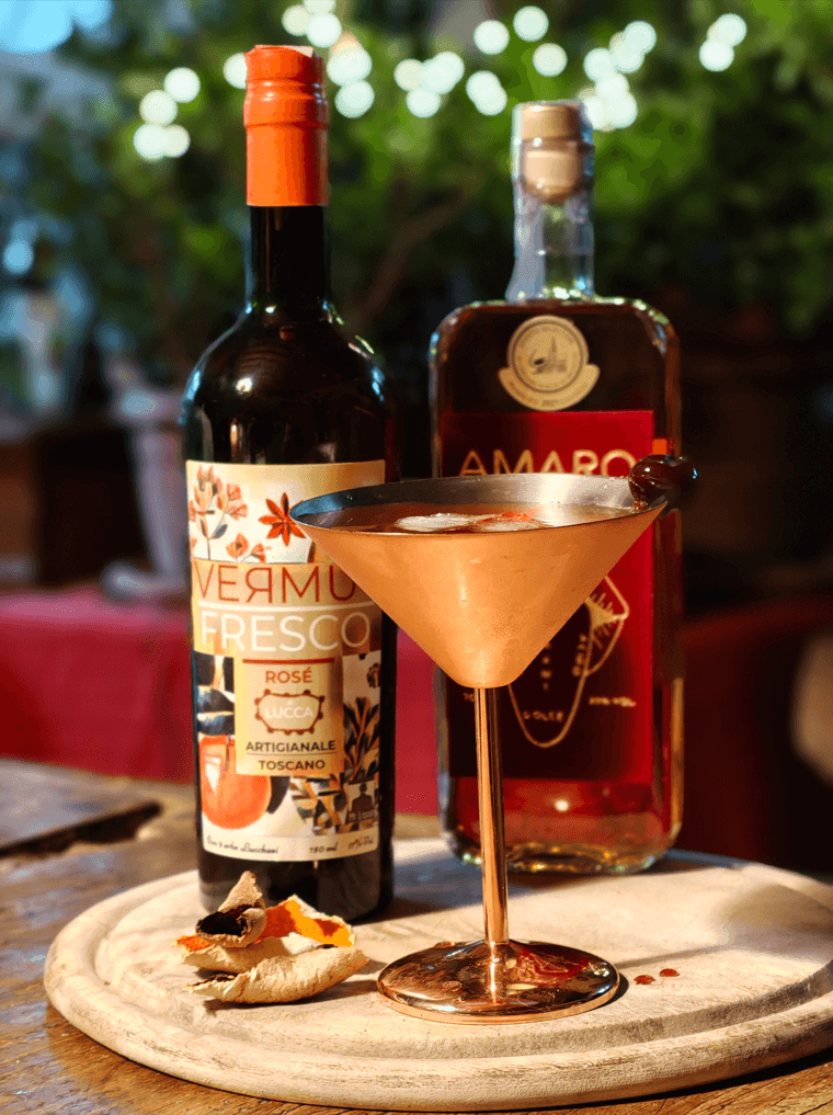 Reverse Manhattan con Vermut Fresco MR Liquor e Amaro Velvet, cocktail elegante di fine cena con ciliegina da drink Reverse Manhattan con Vermut Fresco MR Liquor e Amaro Velvet, cocktail elegante di fine cena con ciliegina da drink