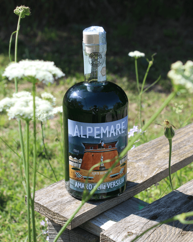 Bottiglia di Amaro Alpemare Mr Liquor, liquore artigianale toscano ottenuto da botaniche fresche raccolte nel momento balsamico. Bottiglia di Amaro Alpemare Mr Liquor, liquore artigianale toscano ottenuto da botaniche fresche raccolte nel momento balsamico.
