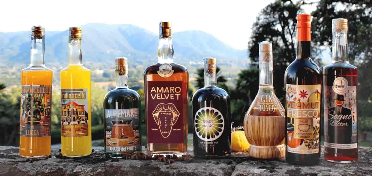 Mix di liquori artigianali Mr Liquor prodotti in Toscana, con botaniche naturali e design artigianale delle bottiglie. Mix di liquori artigianali Mr Liquor prodotti in Toscana, con botaniche naturali e design artigianale delle bottiglie.