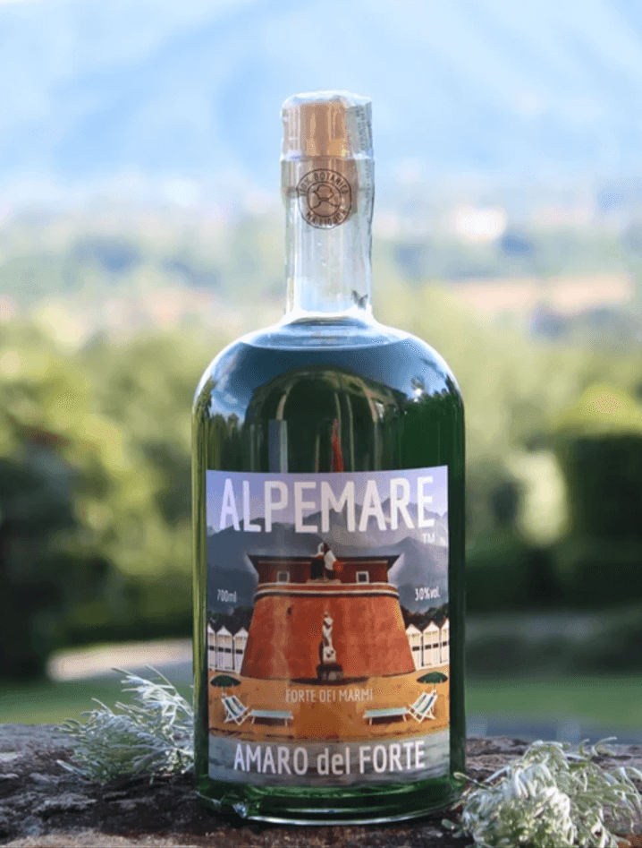 Bottiglia di Amaro Alpemare Mr.Liquor, amaro artigianale dal gusto deciso e aromatico Bottiglia di Amaro Alpemare Mr.Liquor, amaro artigianale dal gusto deciso e aromatico