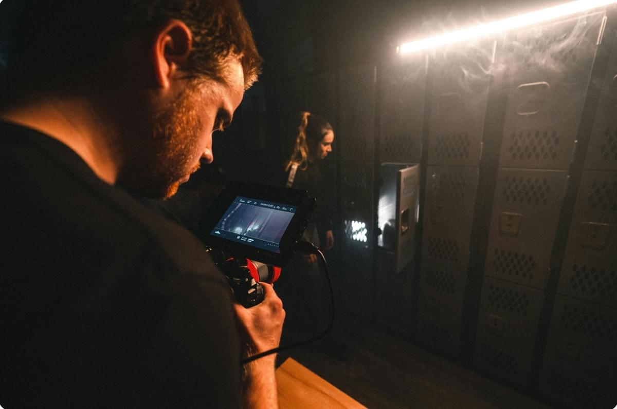 Handmatig ontwikkelen van 35mm-film in een donkere kamer voor een professioneel resultaat. Handmatig ontwikkelen van 35mm-film in een donkere kamer voor een professioneel resultaat.
