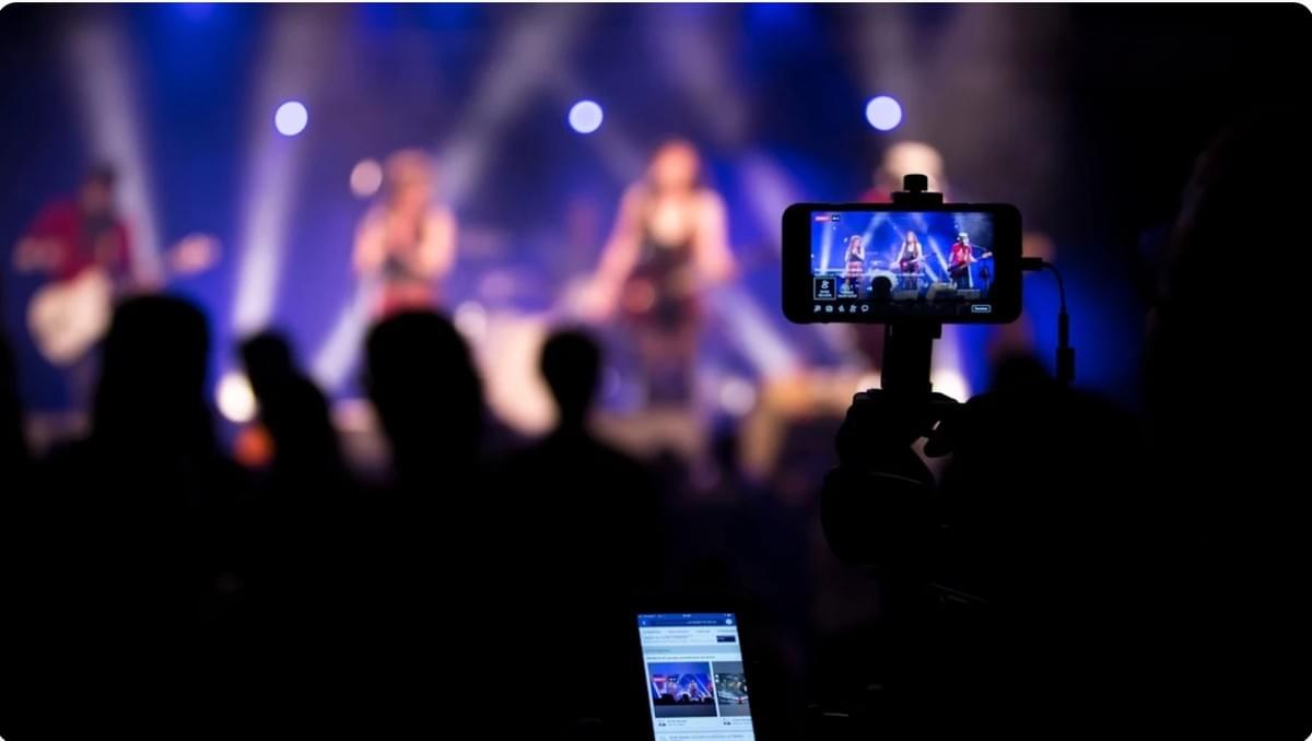 Do Palco À Tela: Como As Artistas Estão Se Adaptando À Era Do Concerto Online Do Palco À Tela: Como As Artistas Estão Se Adaptando À Era Do Concerto Online