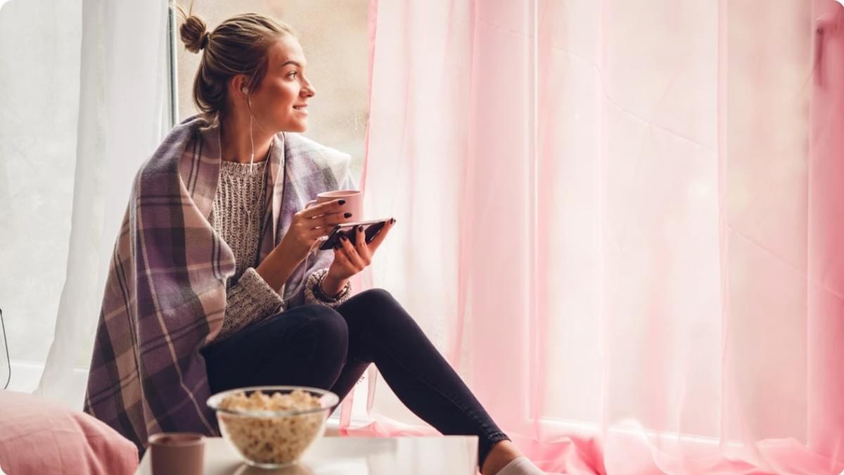 Pessoa que ouve podcasts inspiradores no telemóvel. Pessoa que ouve podcasts inspiradores no telemóvel.