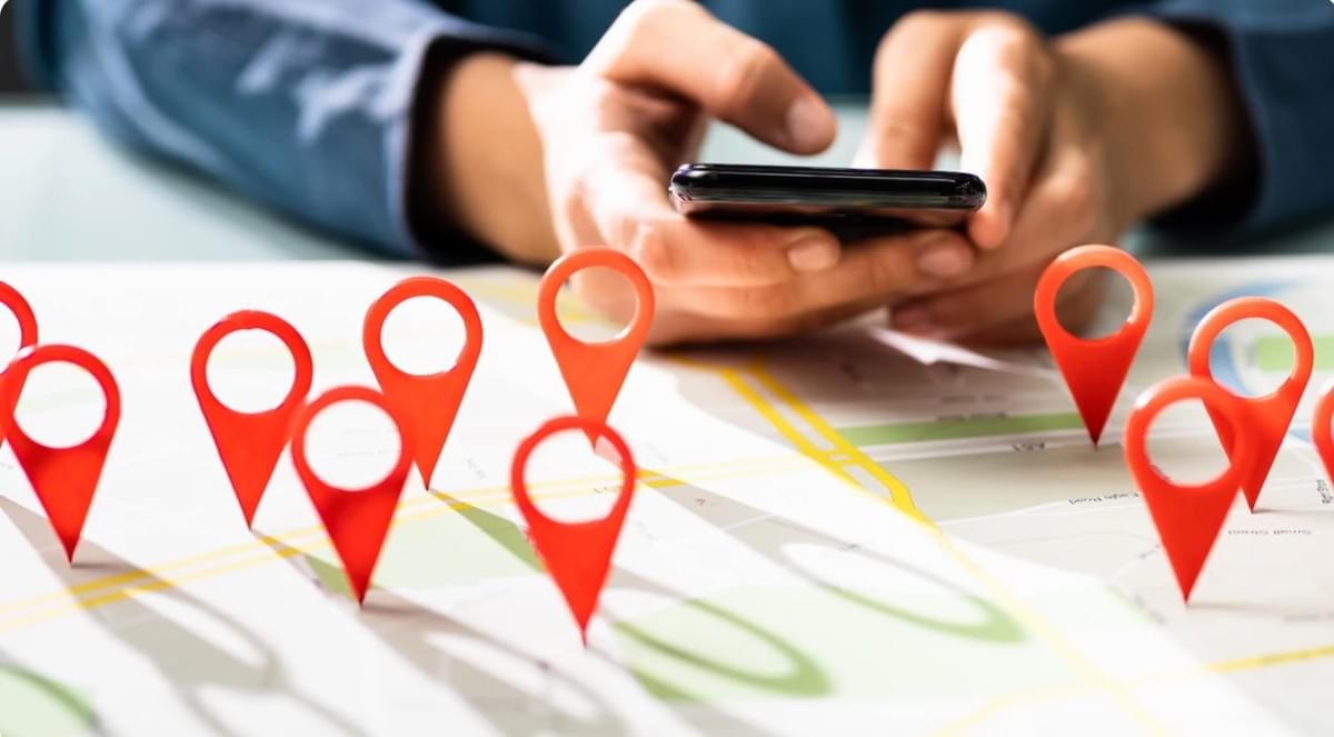 Kartenoberfläche für die Suche nach lokalen Unternehmen mit Anzeige von Unternehmen in der Nähe Kartenoberfläche für die Suche nach lokalen Unternehmen mit Anzeige von Unternehmen in der Nähe