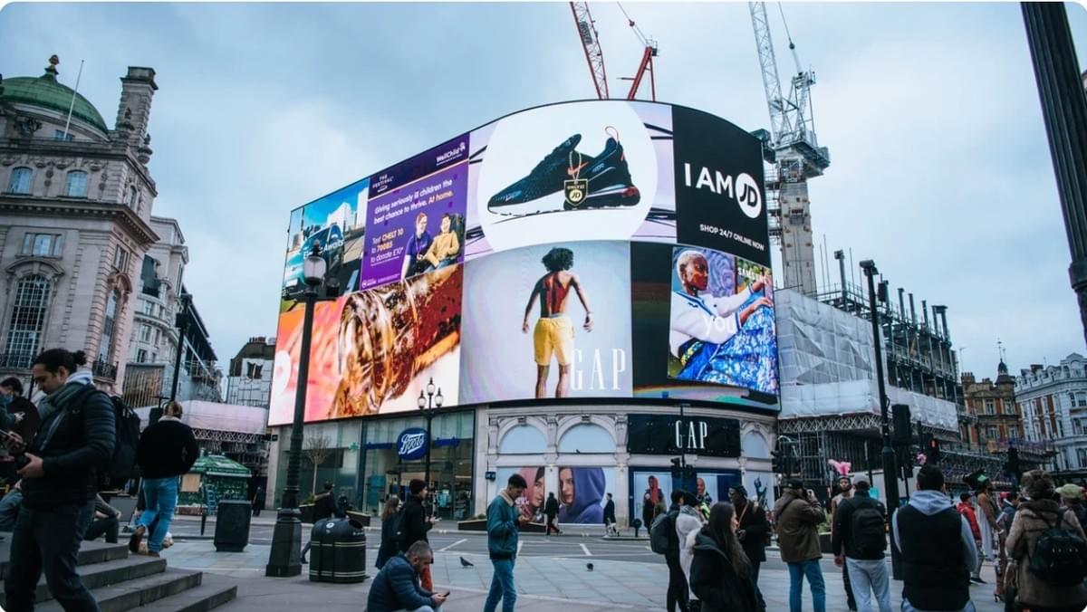 Von Klicks zu Lachern: Ein komischer Leitfaden zur Meisterung der Display-Werbung Von Klicks zu Lachern: Ein komischer Leitfaden zur Meisterung der Display-Werbung