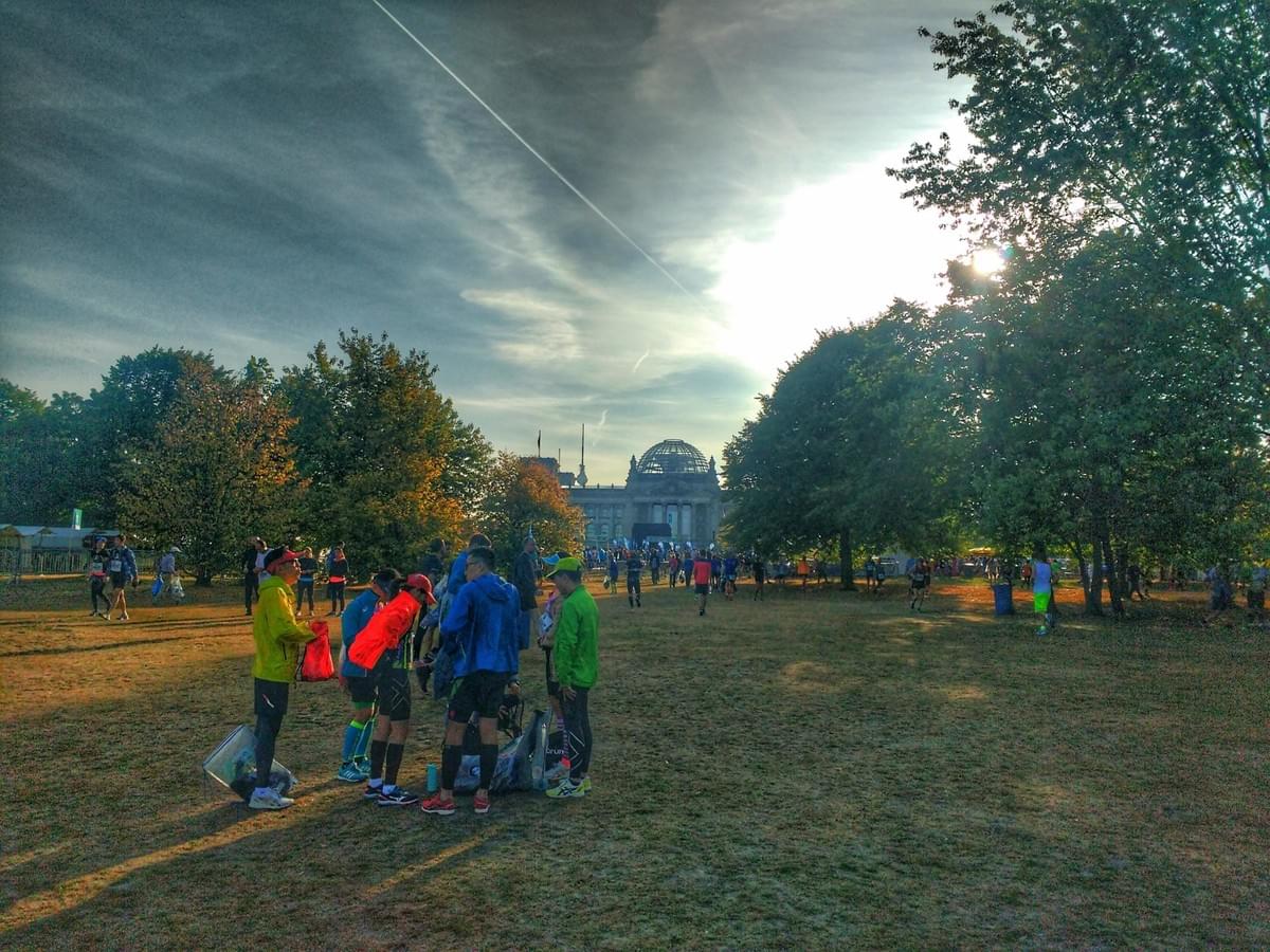 Runners chatting in the Tiergarten before Berlin Marathon 2018, Reichstagsgebäude in the background Runners chatting in the Tiergarten before Berlin Marathon 2018, Reichstagsgebäude in the background