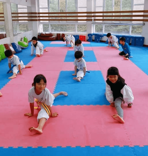 We warmly welcome children over 4 years old to experience the course, feel the fun of Taekwondo, and join our big family. Welcome try on Our course Passionate enrollment is welcome to try and experience before registering