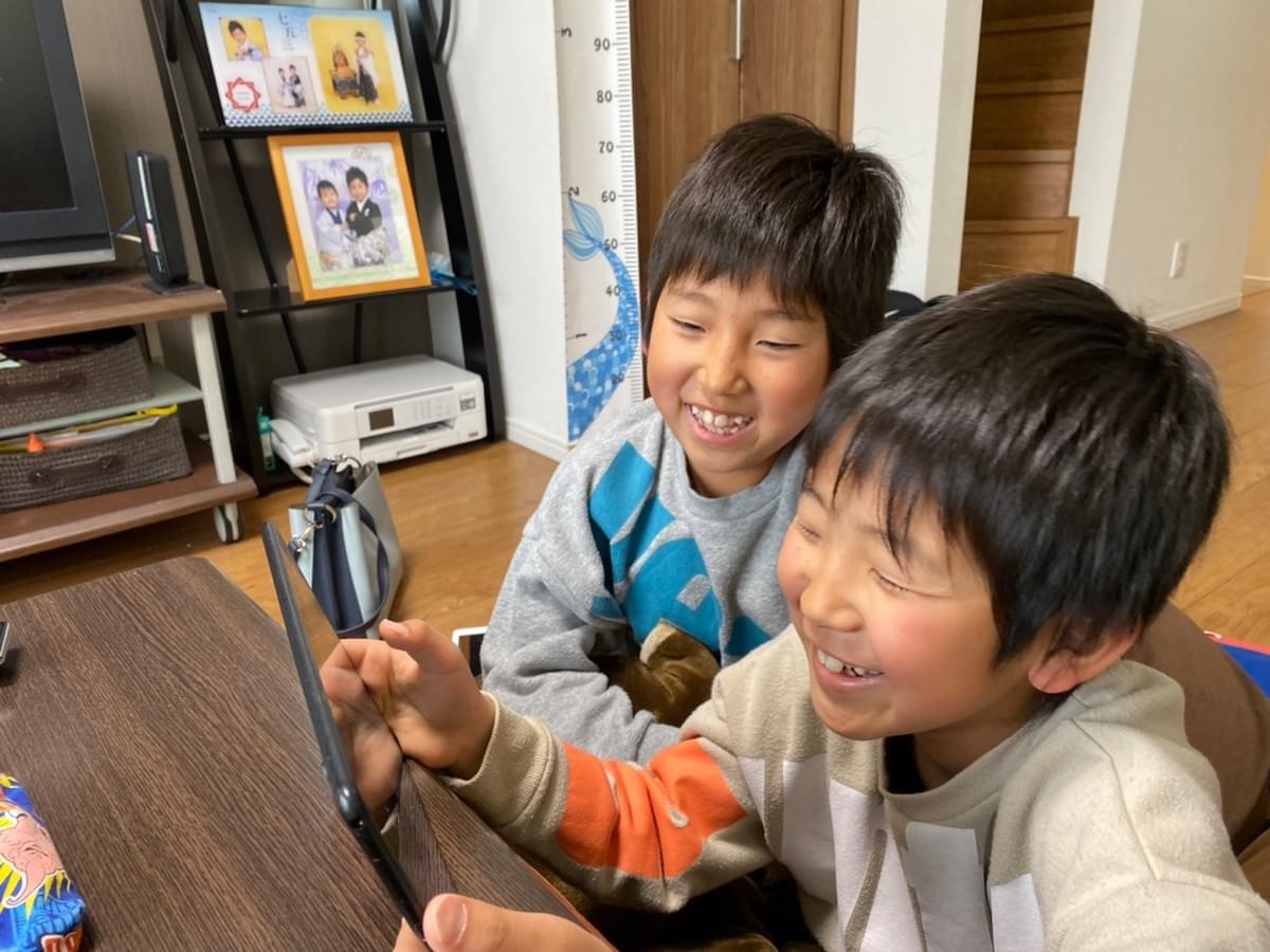 プログラミングに夢中で取り組む小学生の様子 プログラミングに夢中で取り組む小学生の様子