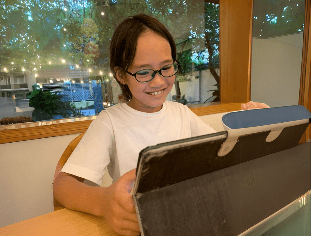 プログラミングに夢中で取り組む小学生の様子 プログラミングに夢中で取り組む小学生の様子