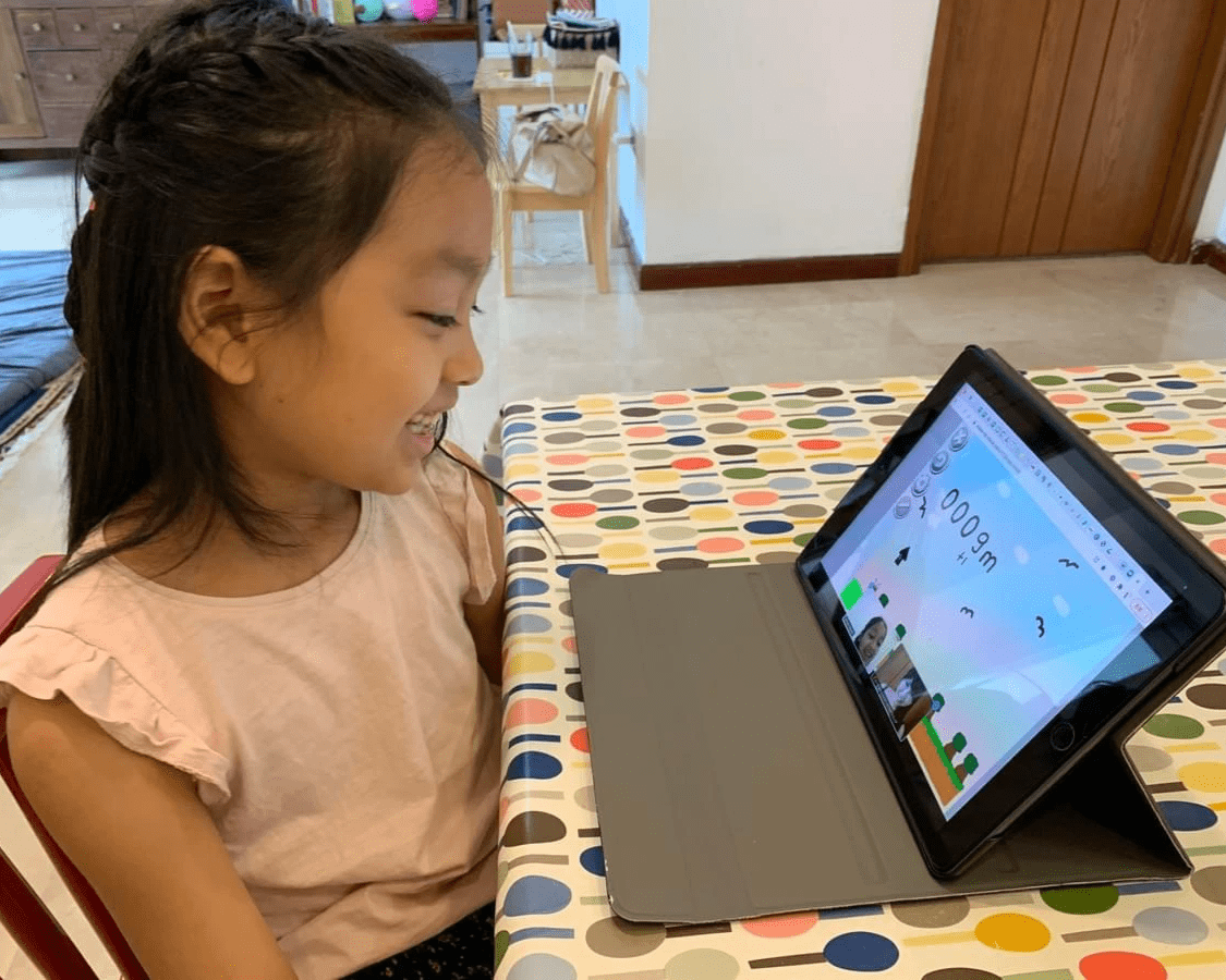 オンラインレッスンで講師と対話している子ども オンラインレッスンで講師と対話している子ども