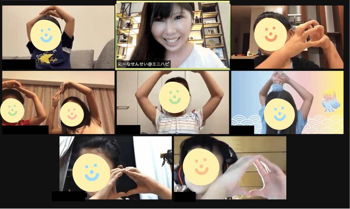 オンラインイベントで記念撮影している講師と子ども オンラインイベントで記念撮影している講師と子ども