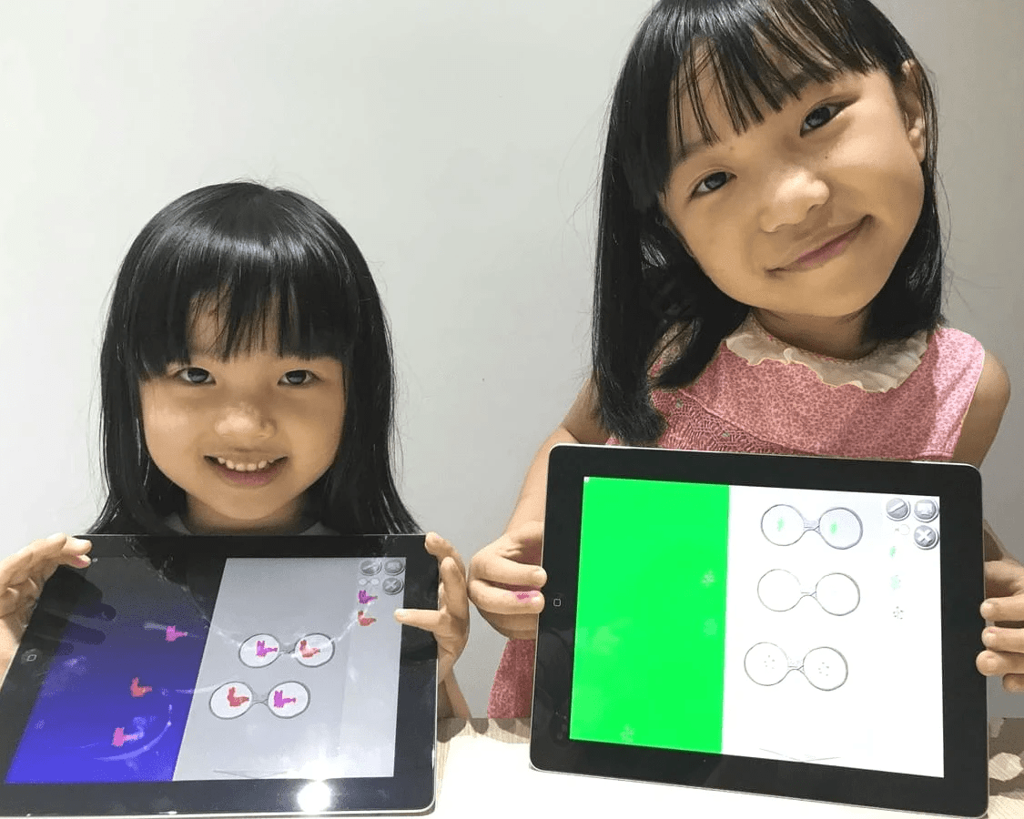 制作したプログラミング作品を見せる幼稚園生と小学生 制作したプログラミング作品を見せる幼稚園生と小学生