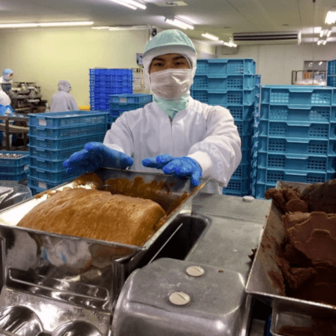 原材料を蒸練器に入れて生地を炊く、明日香食品の美味しさを支える重要な仕事です。 原材料を蒸練器に入れて生地を炊く、明日香食品の美味しさを支える重要な仕事です。