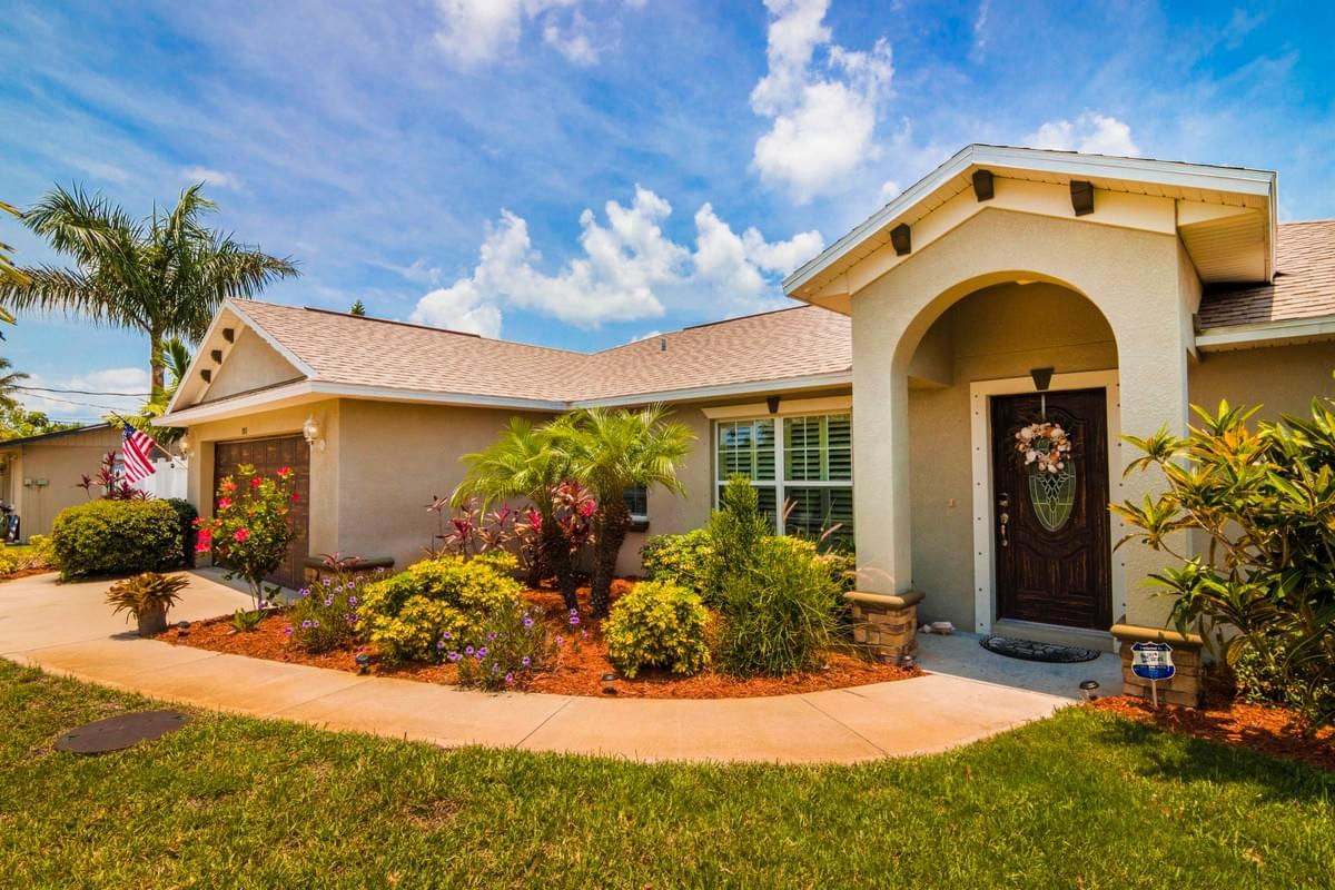 Modern looking single story home Modern looking single story home