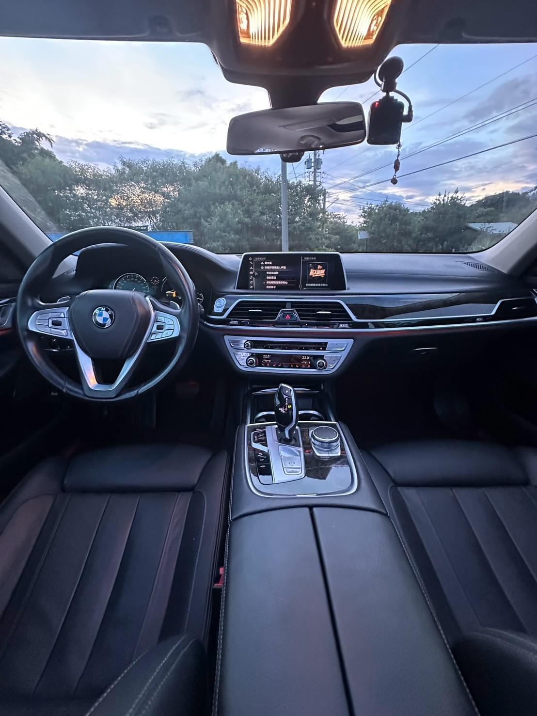 2016式 BMW 740Li (G12)