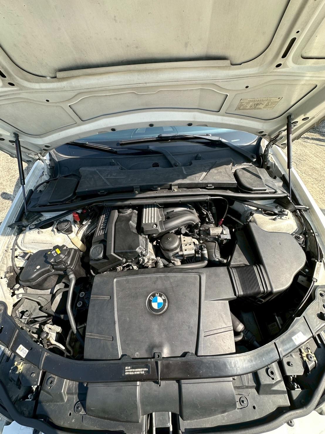 2011式 BMW 320i E90 LCI