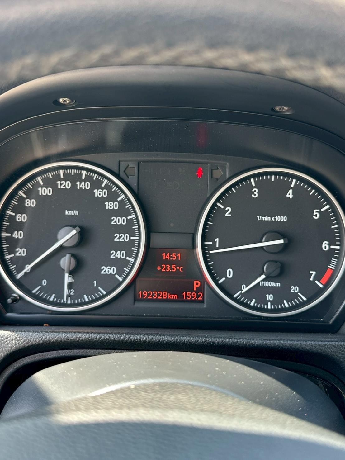 2011式 BMW 320i E90 LCI