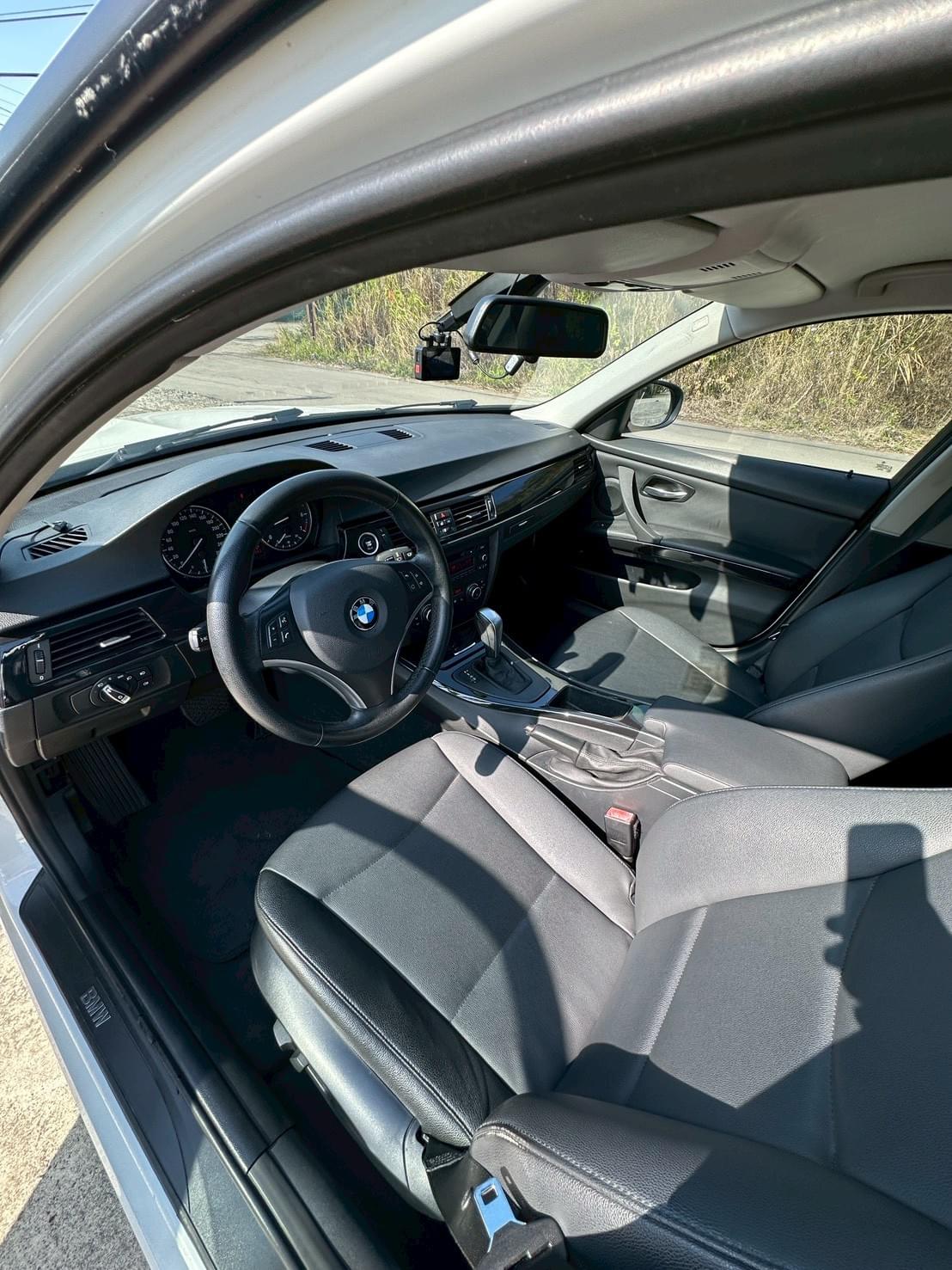 2011式 BMW 320i E90 LCI