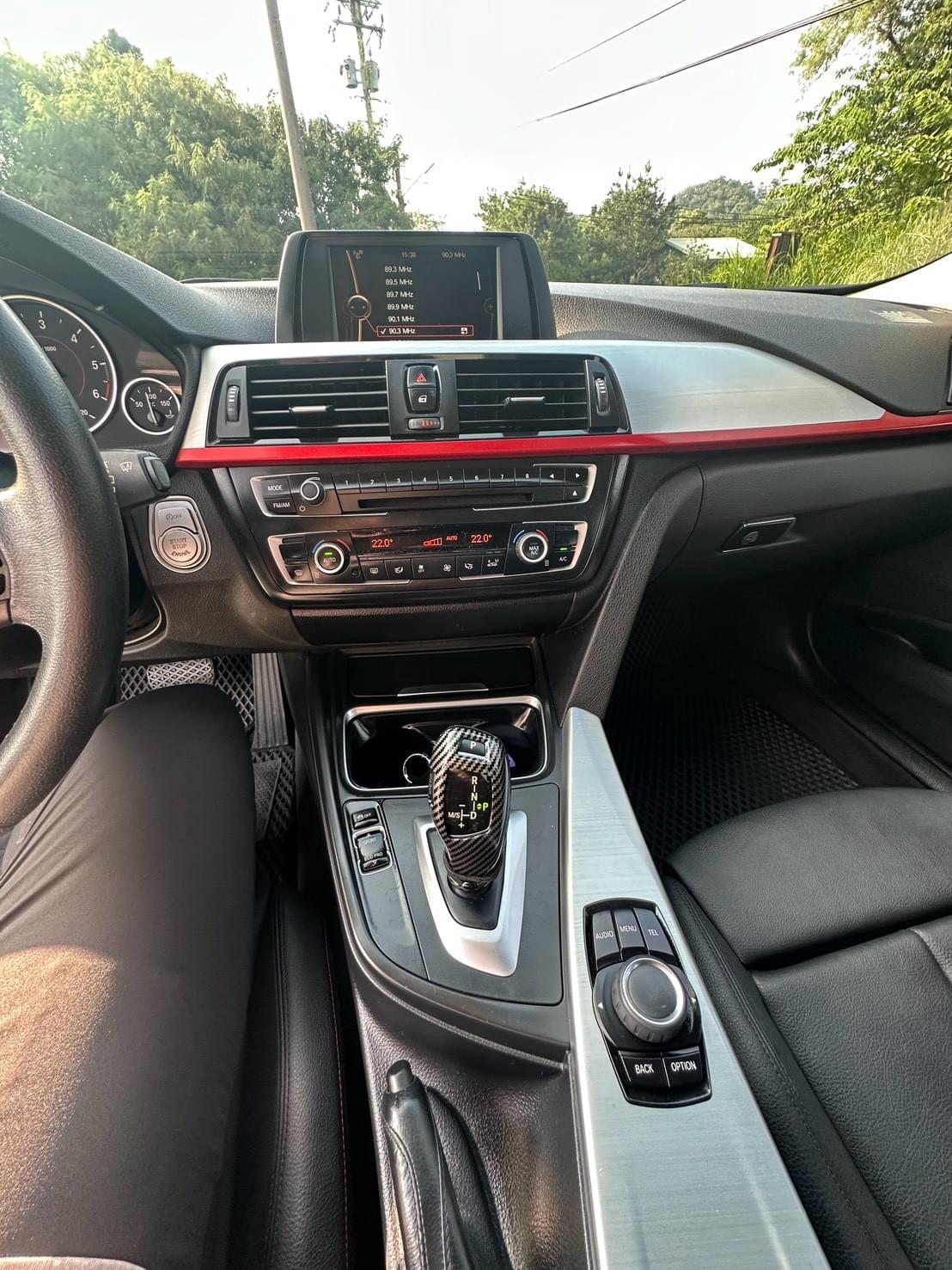 2015式 BMW 318d Sport (F30)