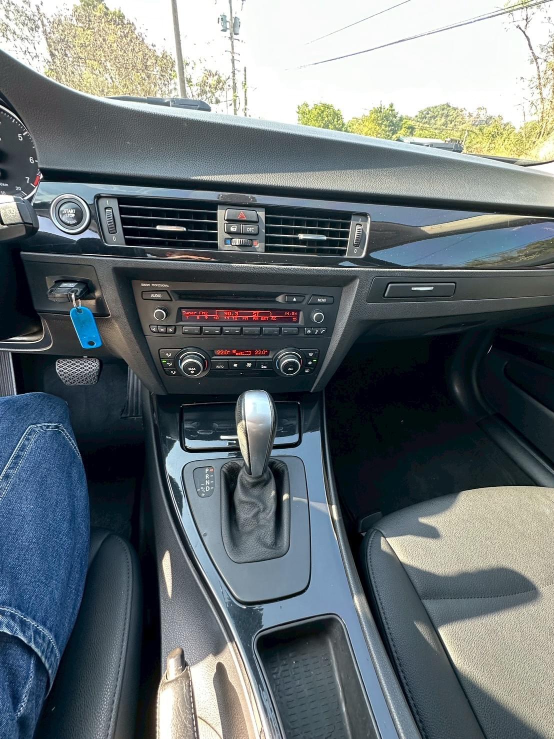 2011式 BMW 320i E90 LCI