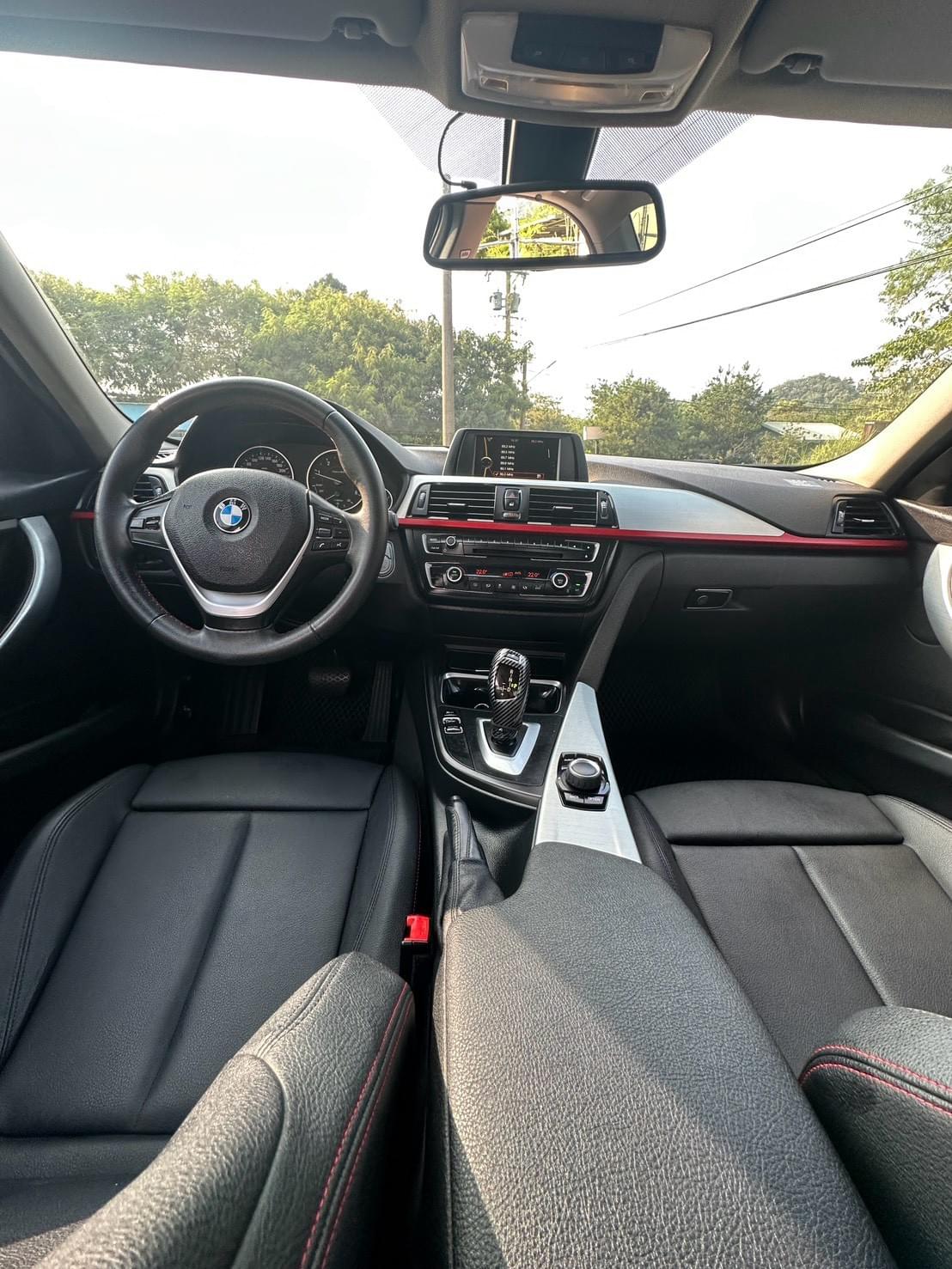 2015式 BMW 318d Sport (F30)