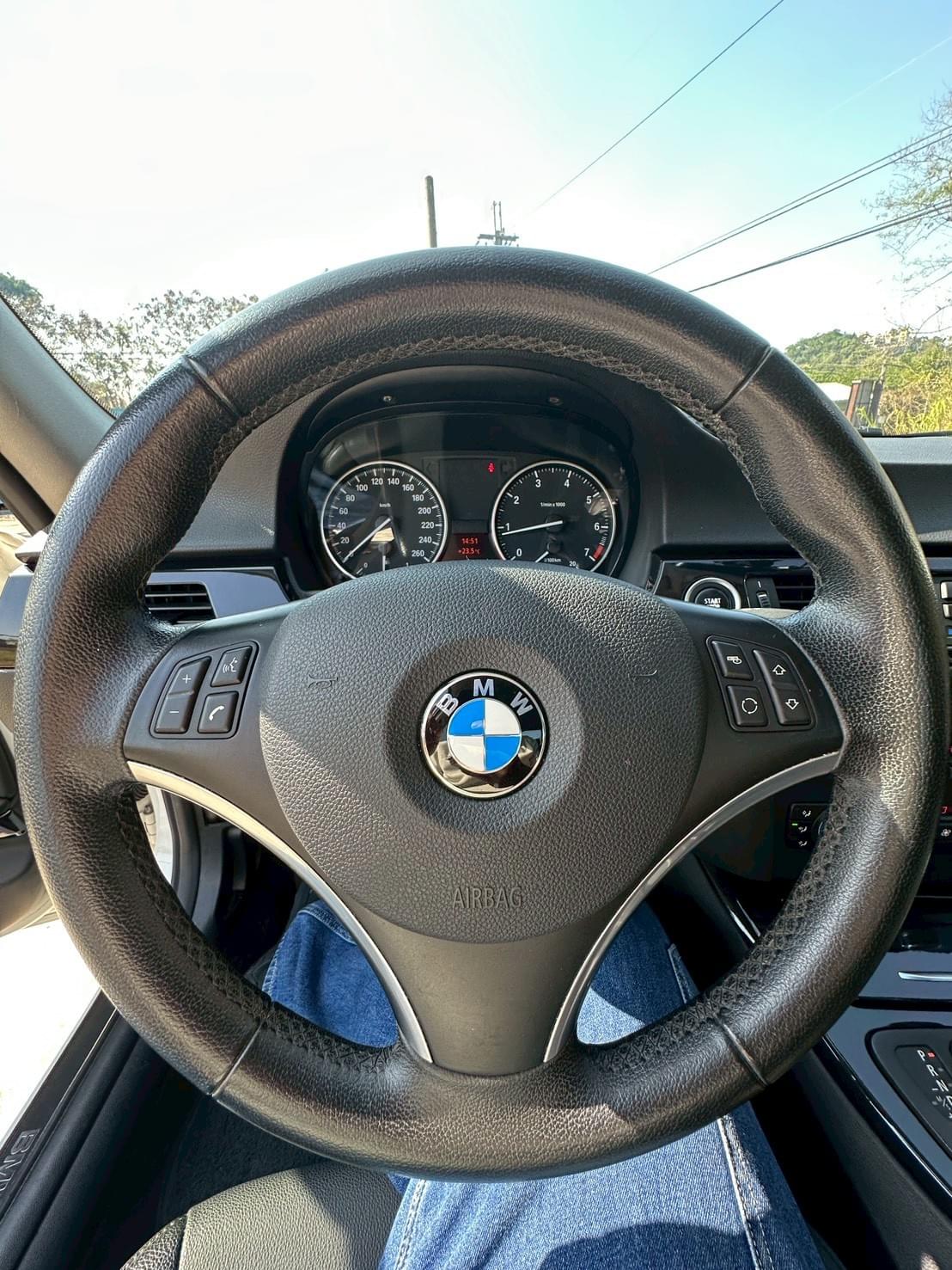 2011式 BMW 320i E90 LCI