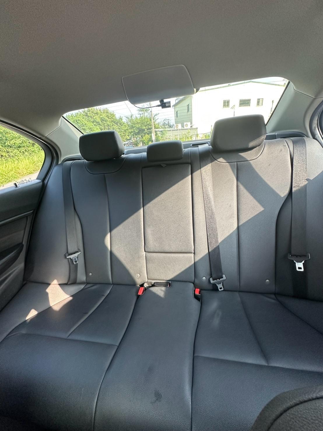 2015式 BMW 318d Sport (F30)